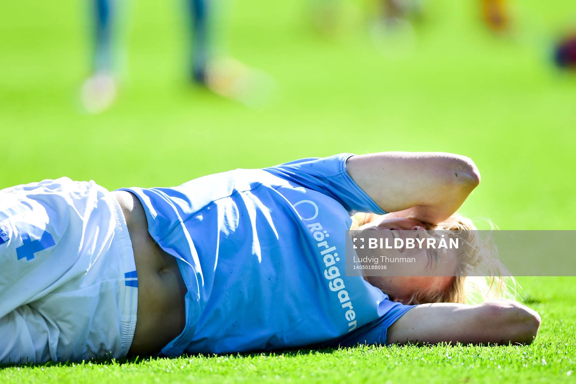 Malmö FFs Simon Kroon ligger skadad på planen