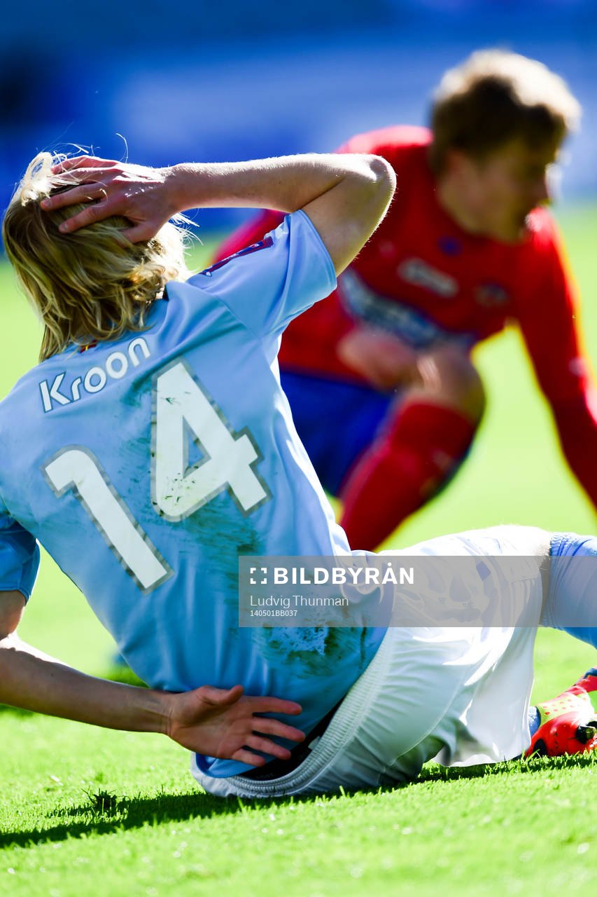 Malmö FFs Simon Kroon skadad under fotbollsmatchen i Svenska Cupen mellan Malmö och Helsingborg den 01 maj 2014 i Malmö. 