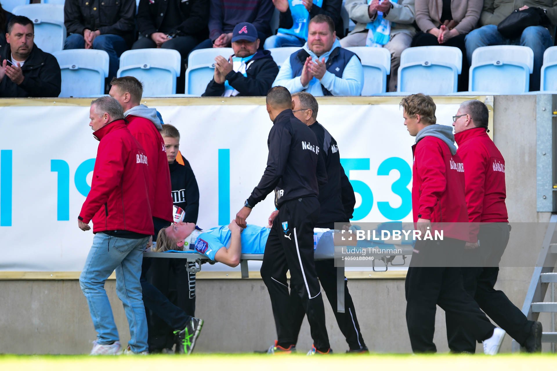 Malmö FFs Simon Kroon bärs ut på bår under fotbollsmatchen i Svenska Cupen mellan Malmö och Helsingborg den 01 maj 2014 i Malmö. 
