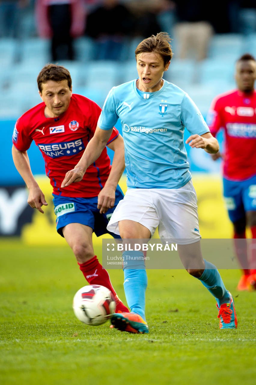 Malmö FFs Simon Thern jagas av Helsingborgs Ardian Gashi