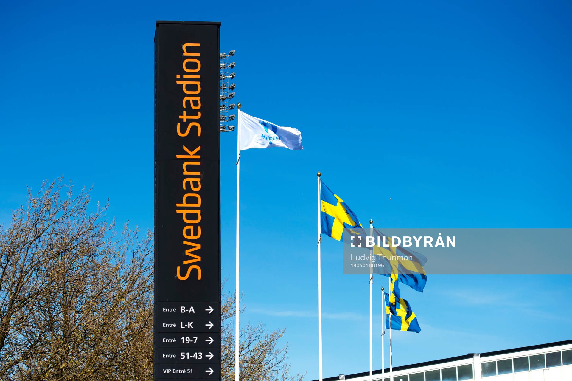 Svenska flaggor vajar utanför Swedbank stadion