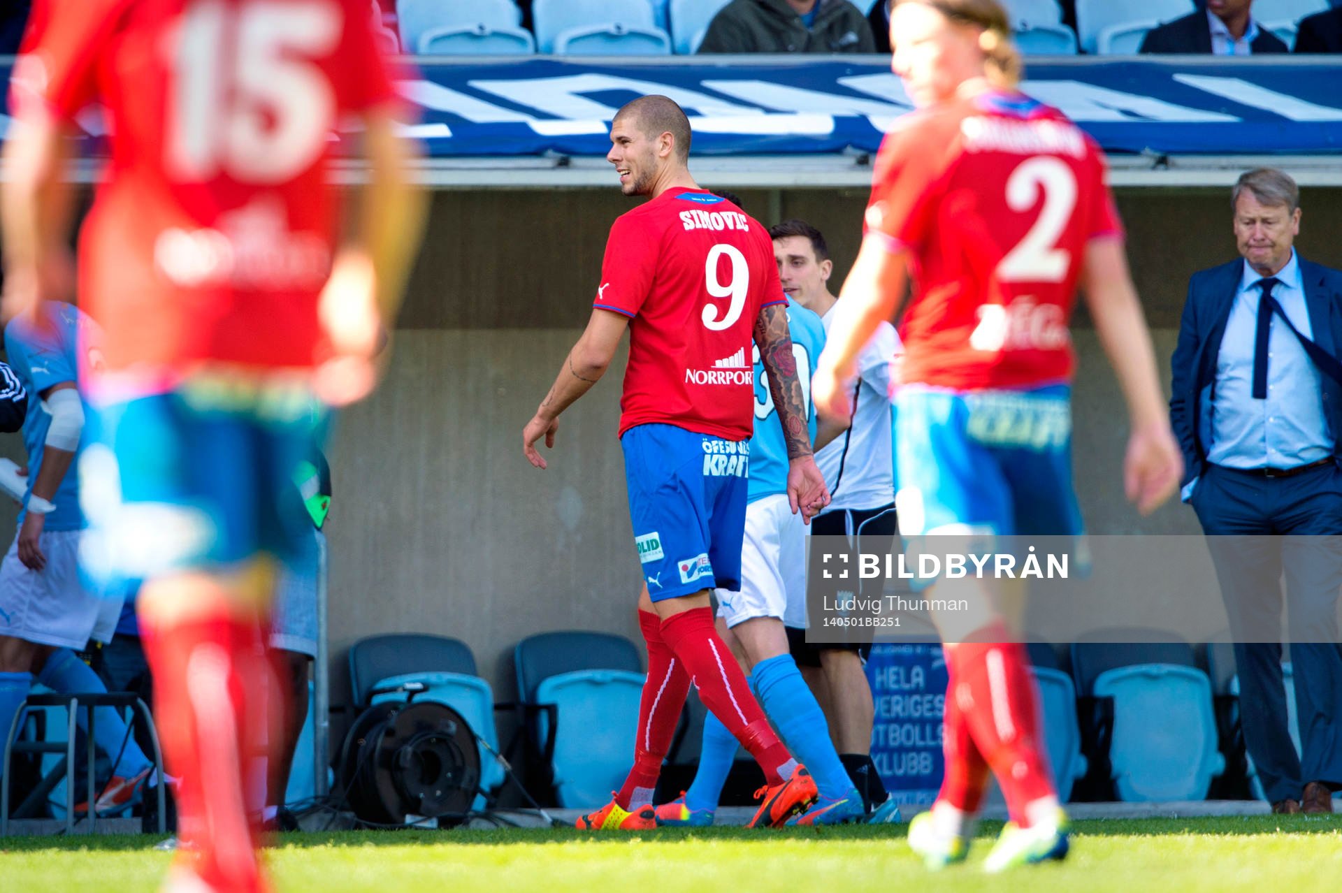 Helsingborgs Robin Simovic lämnar planen och tittar bort