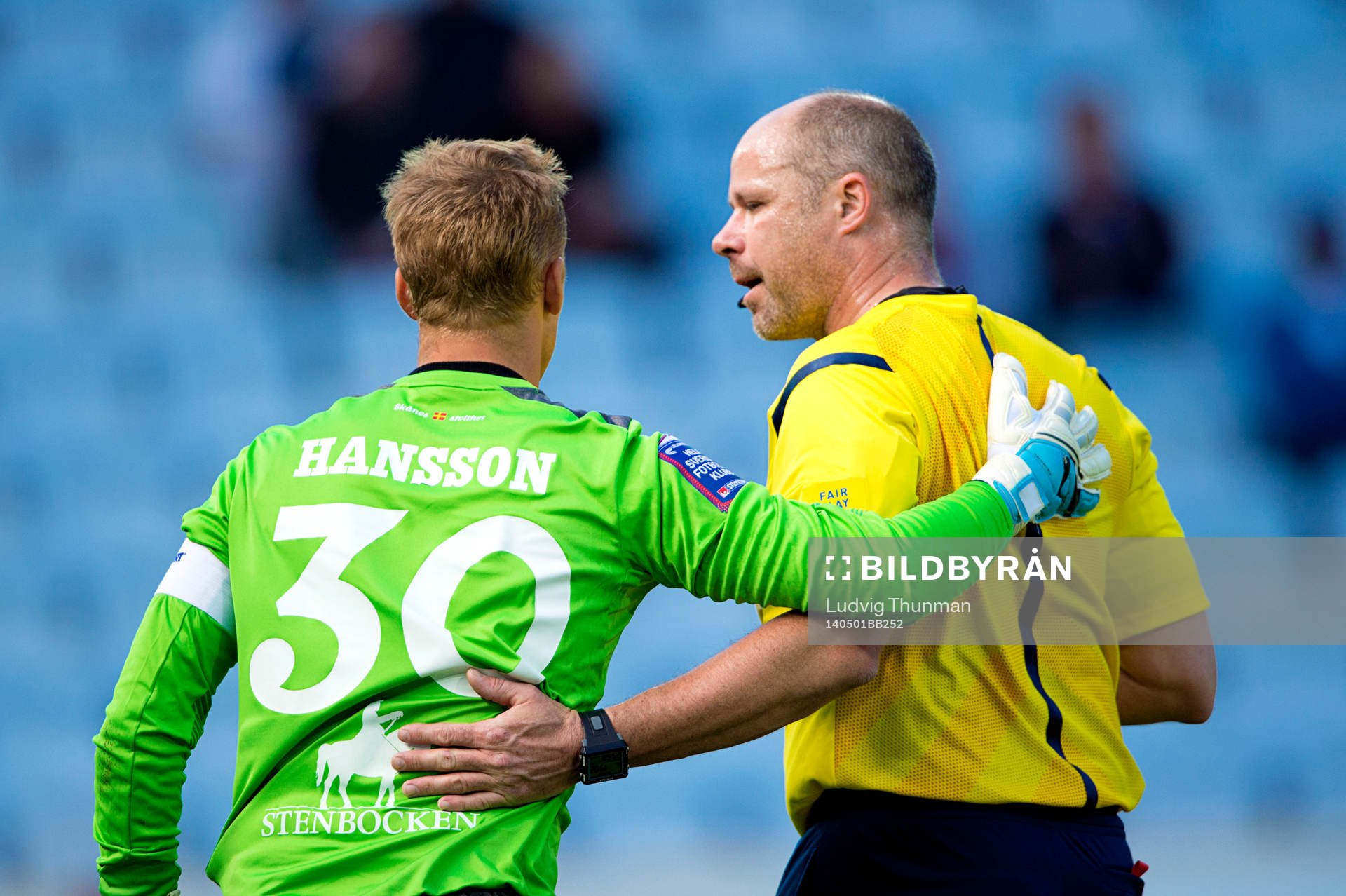 Domare Martin Hansson talar med Helsingborgs målvatk Pär