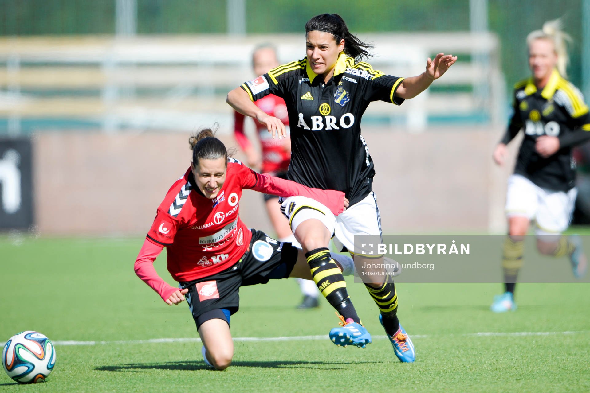 Kristianstads Johanna Rasmussen och AIKs Jessy Sharro under fotbollsmatchen i Damallsvenskan mellan AIK och Kristianstad den 1 maj 2014 i Stockholm.