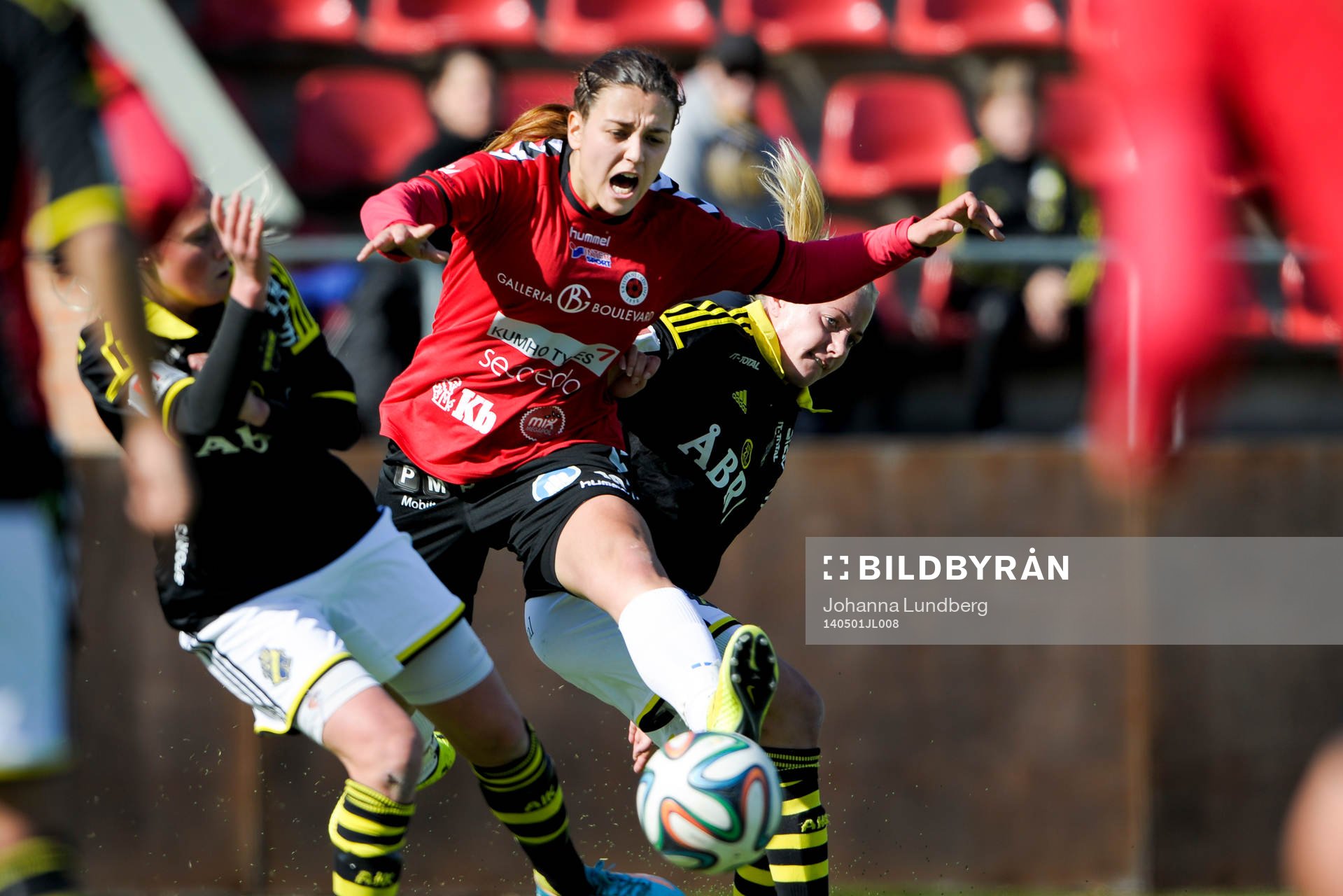 AIKs Elin Bragnum (tv) och Sara Storck (th) i kollision med