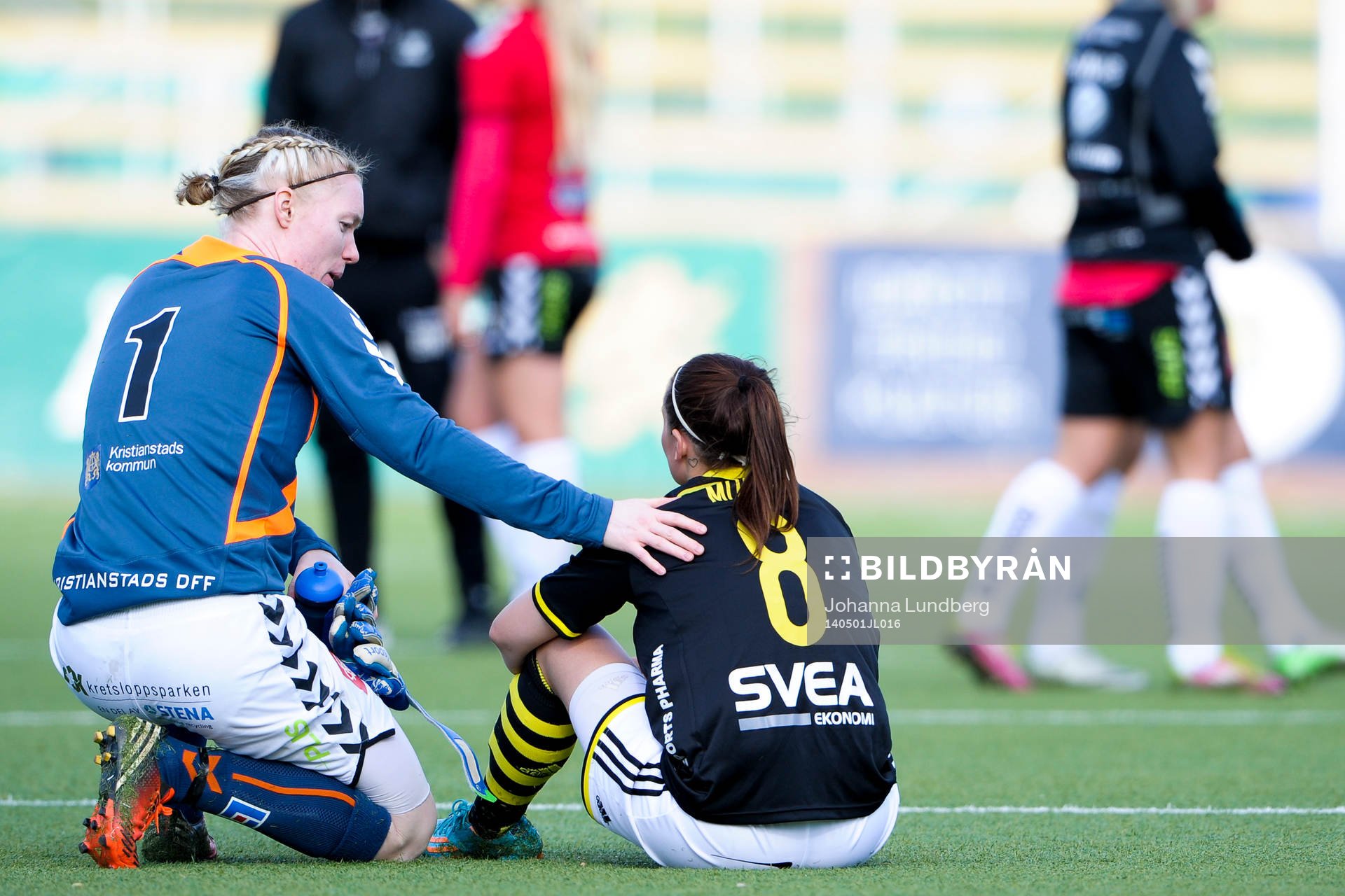 Kristianstads målvakt Hedvig Lindahl tröstar AIKs Julia