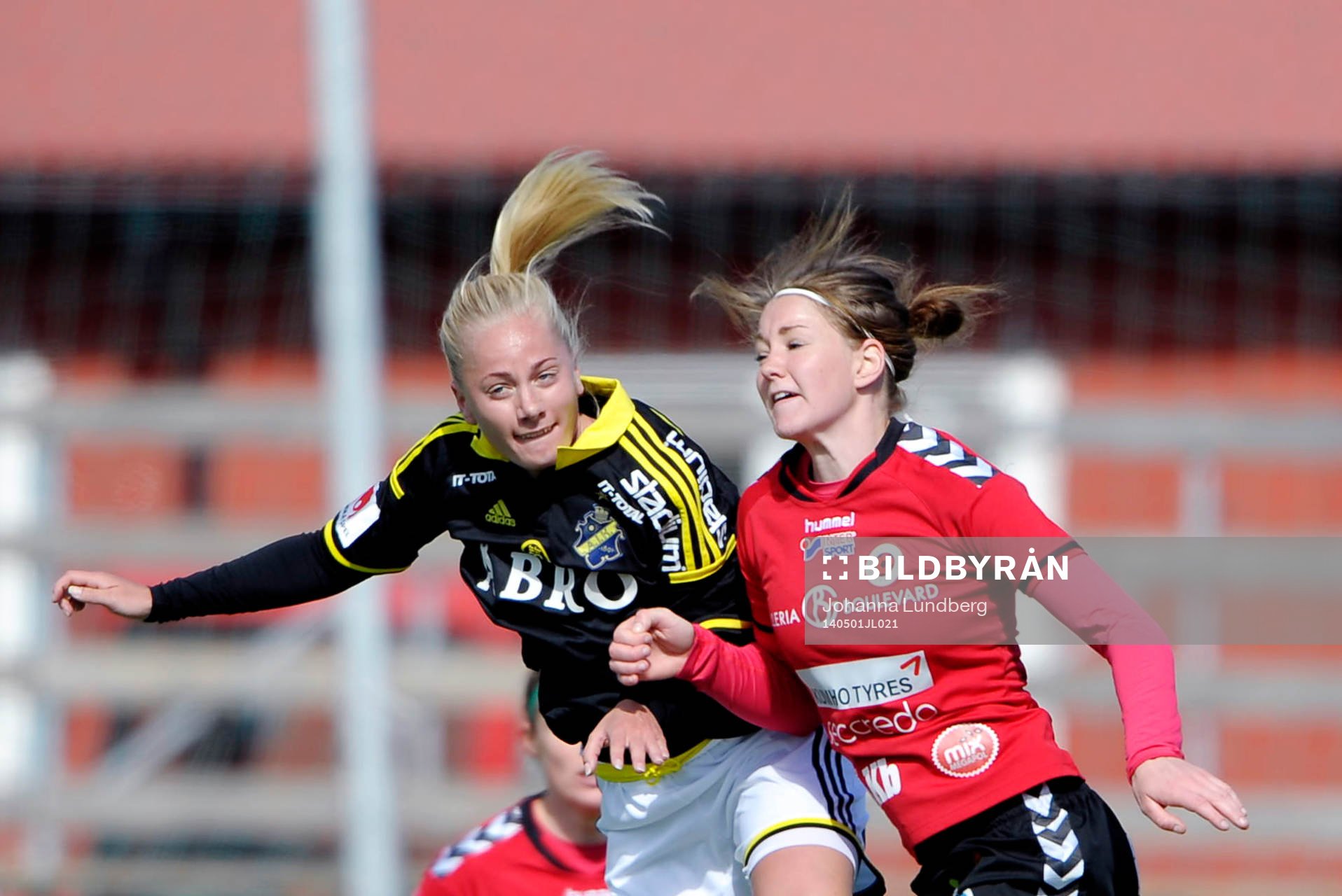 AIKs Christina Mårtensson i luftduell mot Kristianstads