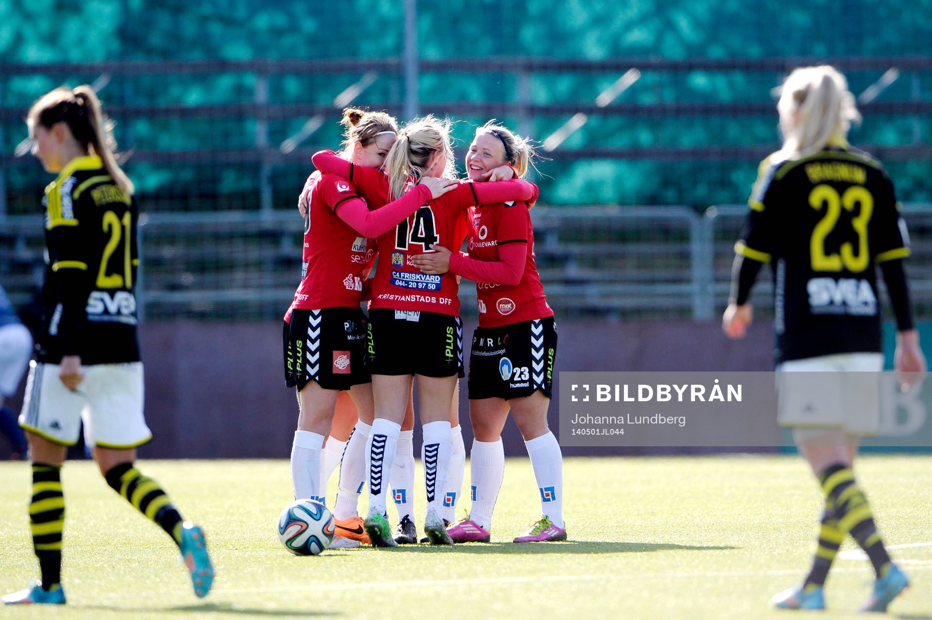 Kristianstads spelare jublar efter fotbollsmatchen i Damallsvenskan mellan AIK och Kristianstad  den 1 maj 2014 i Stockholm.