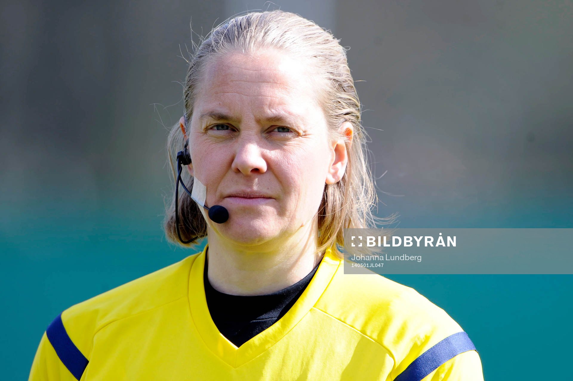 Assisterande domare Anna Nyström under fotbollsmatchen i Damallsvenskan mellan AIK och Kristianstad  den 1 maj 2014 i Stockholm.