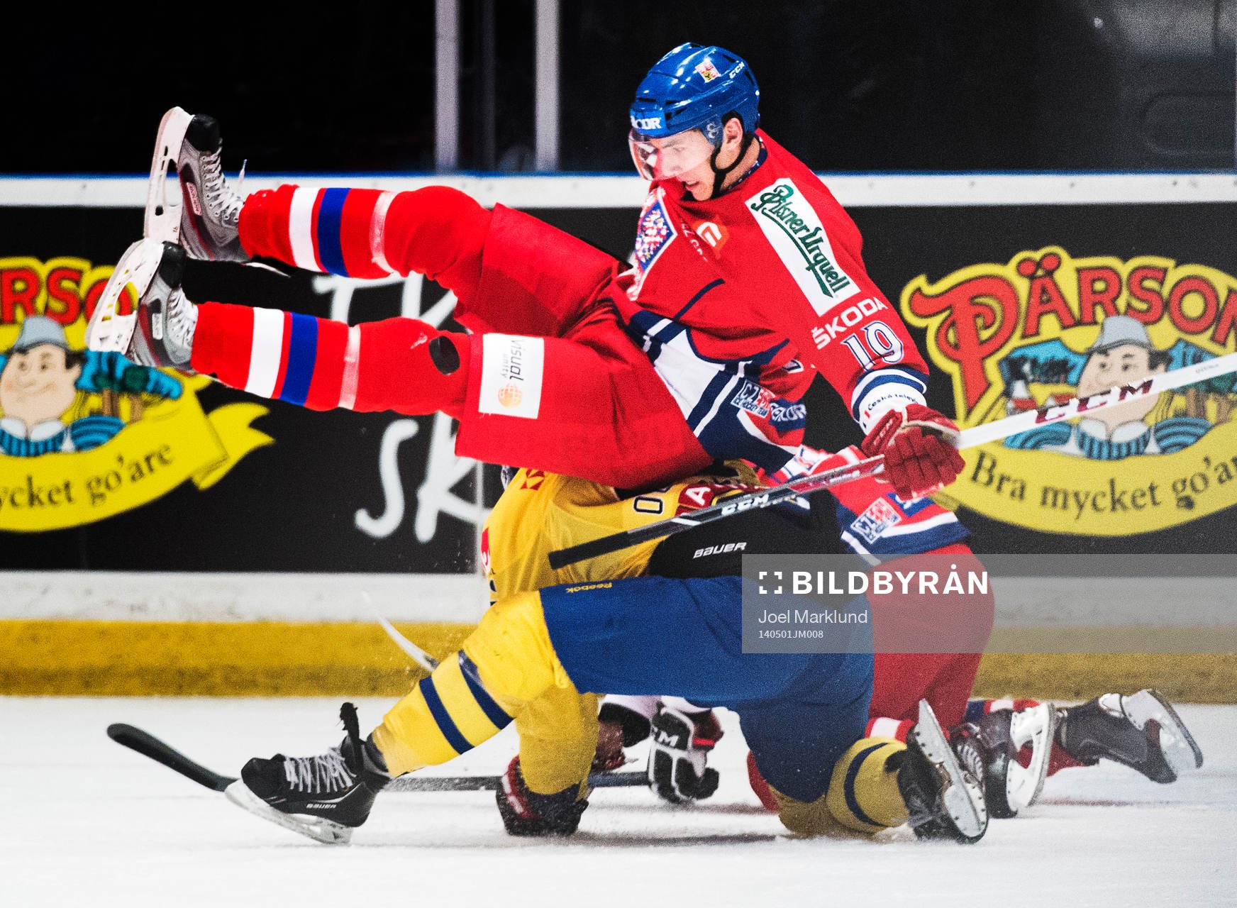 Sveriges Niklas Olausson tacklar Tjeckiens Tomas Nosek