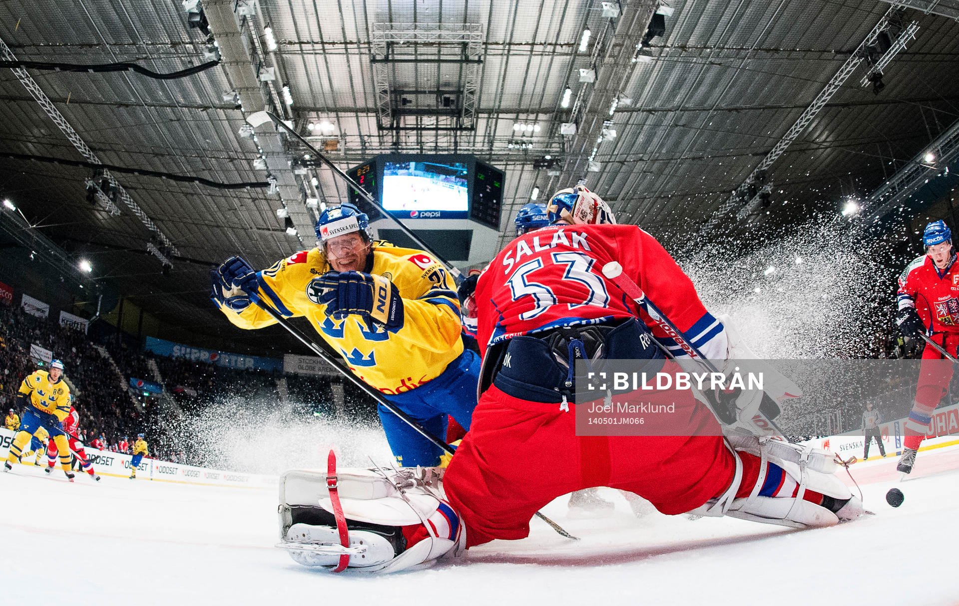 Sveriges Joel Lundqvist kolliderar med Tjeckiens målvakt