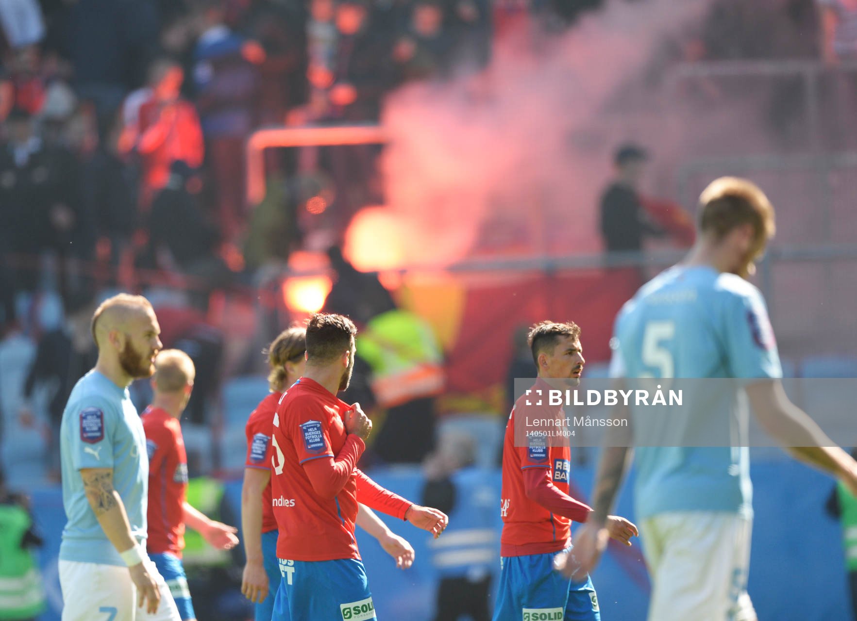 Helsingborgs supporters tänder bengaler och spelarna