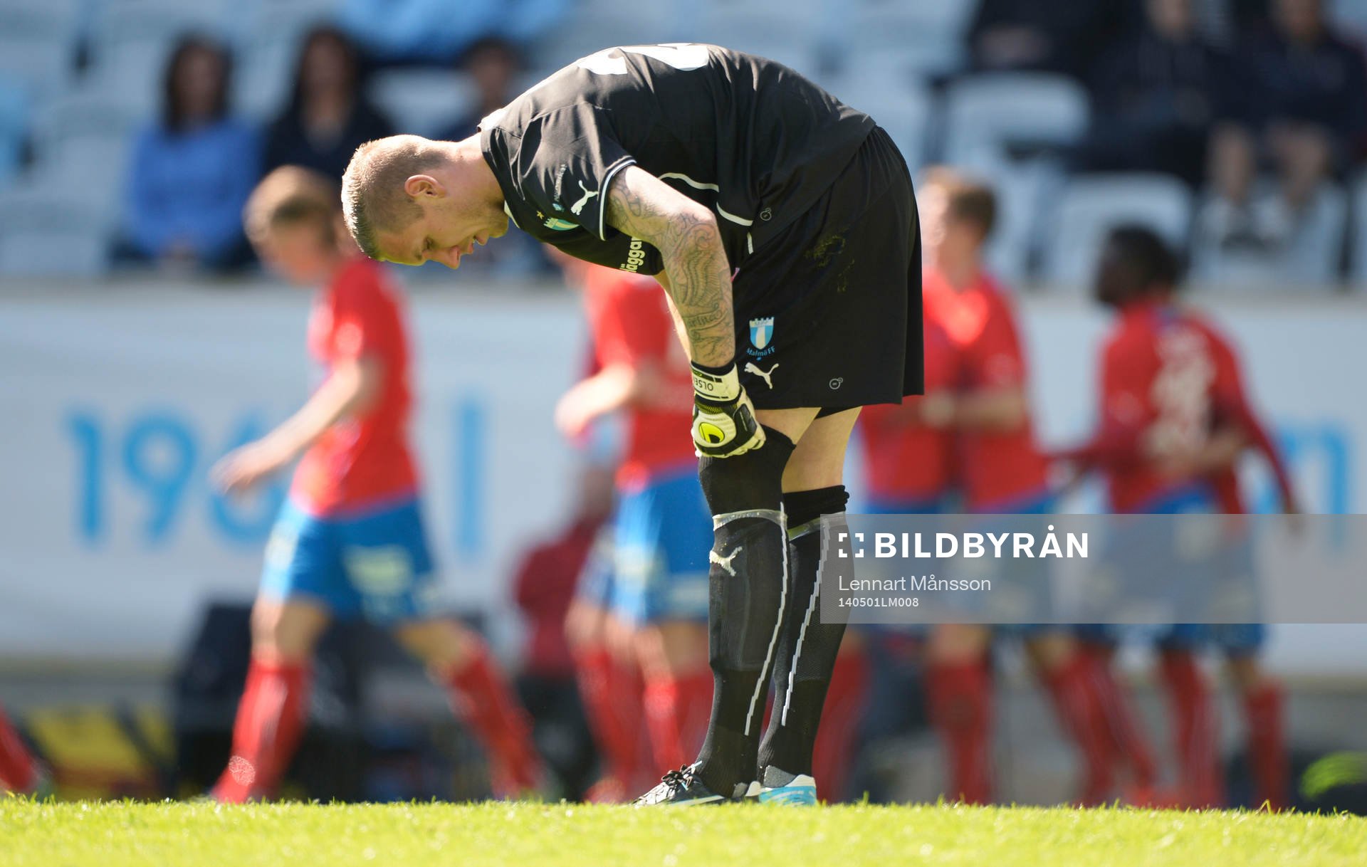 Malmös Robin Olsen har släppt in 0-1 och Helsingborg