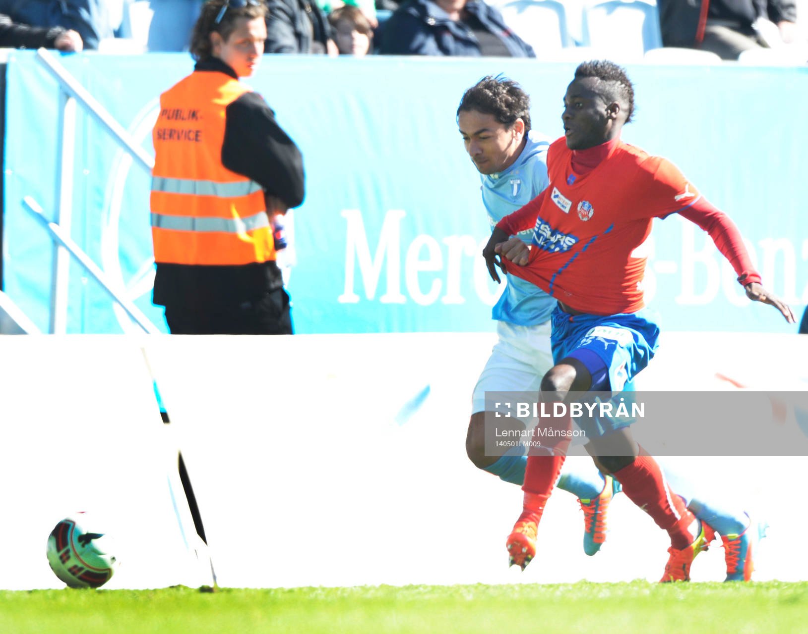 Malmös Ricardinho drar ner Helsingborgs David Accam i