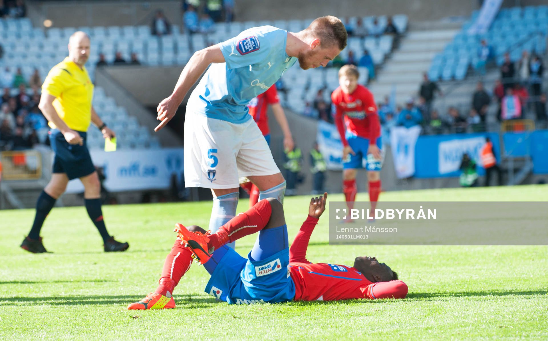 Malmös Pontus Jansson är arg på Helsingborgs David Accam