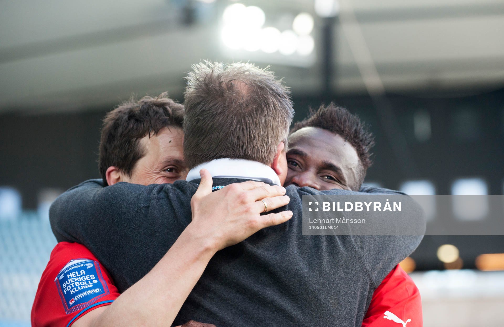 Helsingborgs tränare Roar Hansen krtamar Ardian Gashi och
