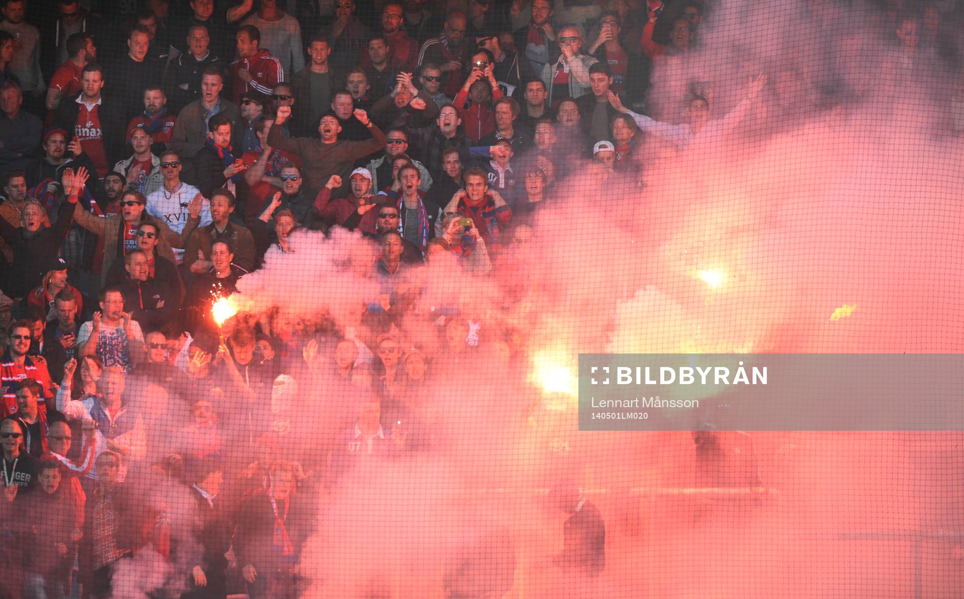 Helsingborgs supporters tände bengaliska eldar i