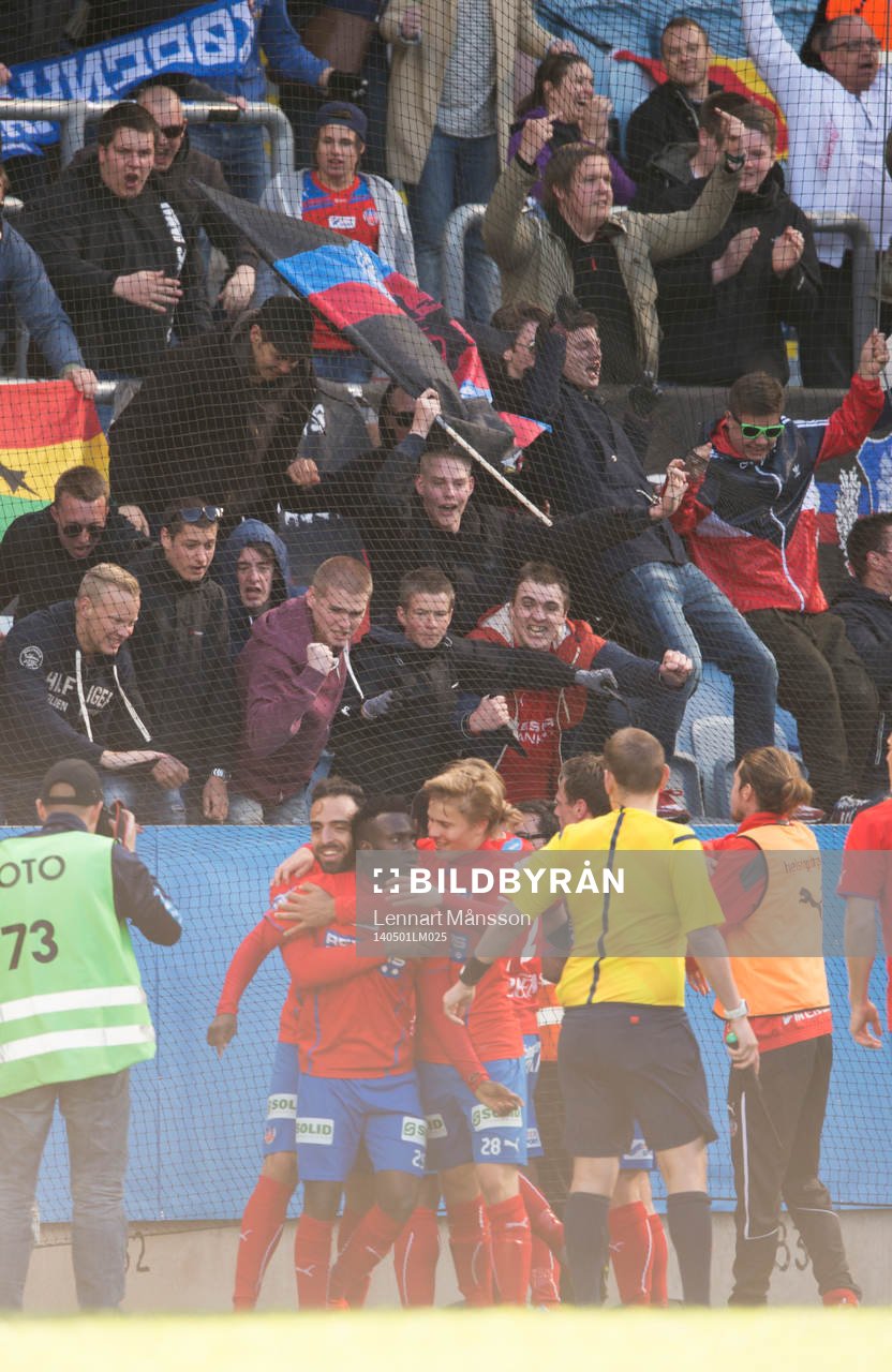 Helsingborgs David Accam har gjort 0-2 och supportrarna