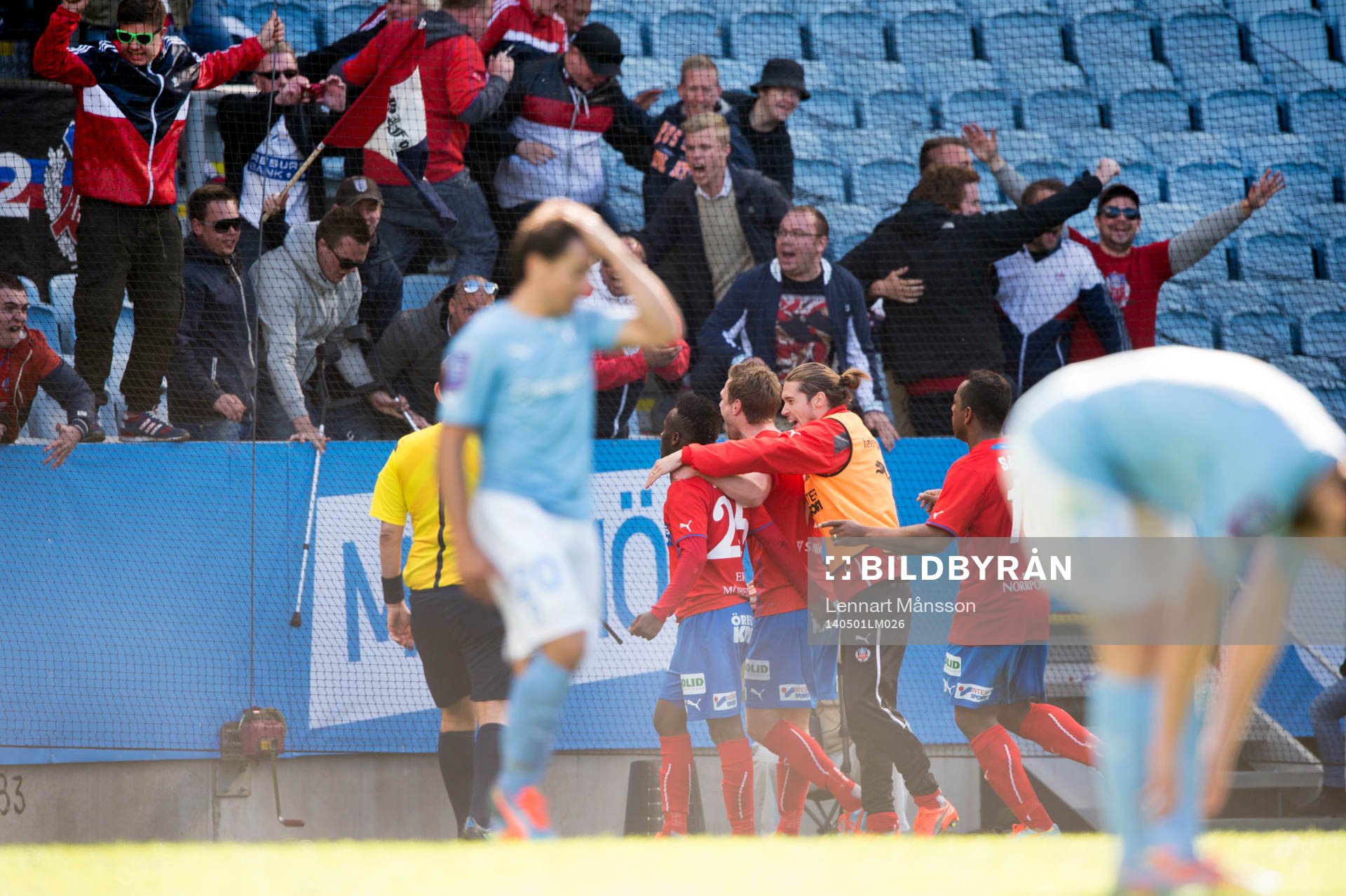 Helsingborgs David Accam har gjort 0-2 och supportrarna