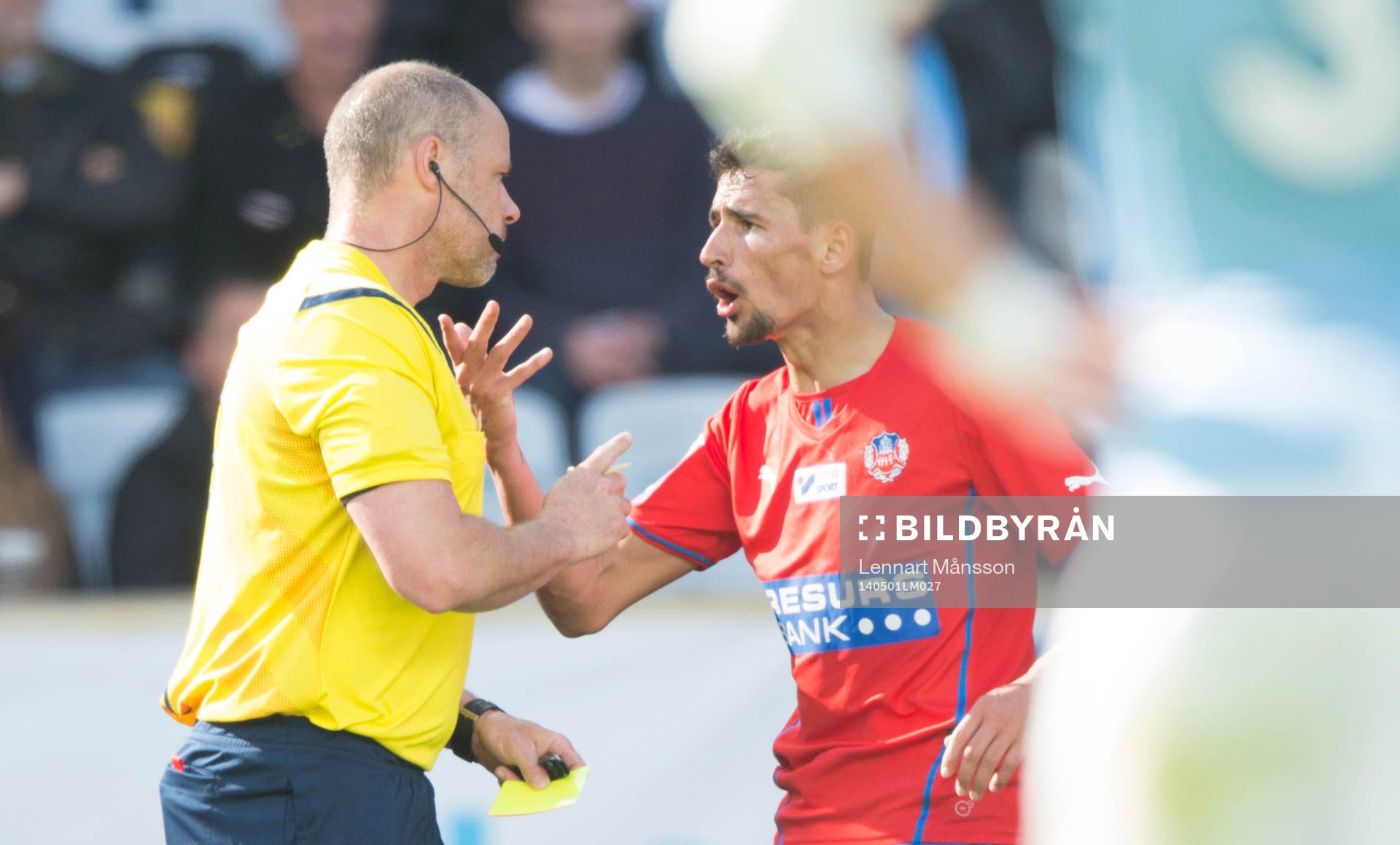 Helsingborgs Loret Sadiku får rött kort av domaren Martin