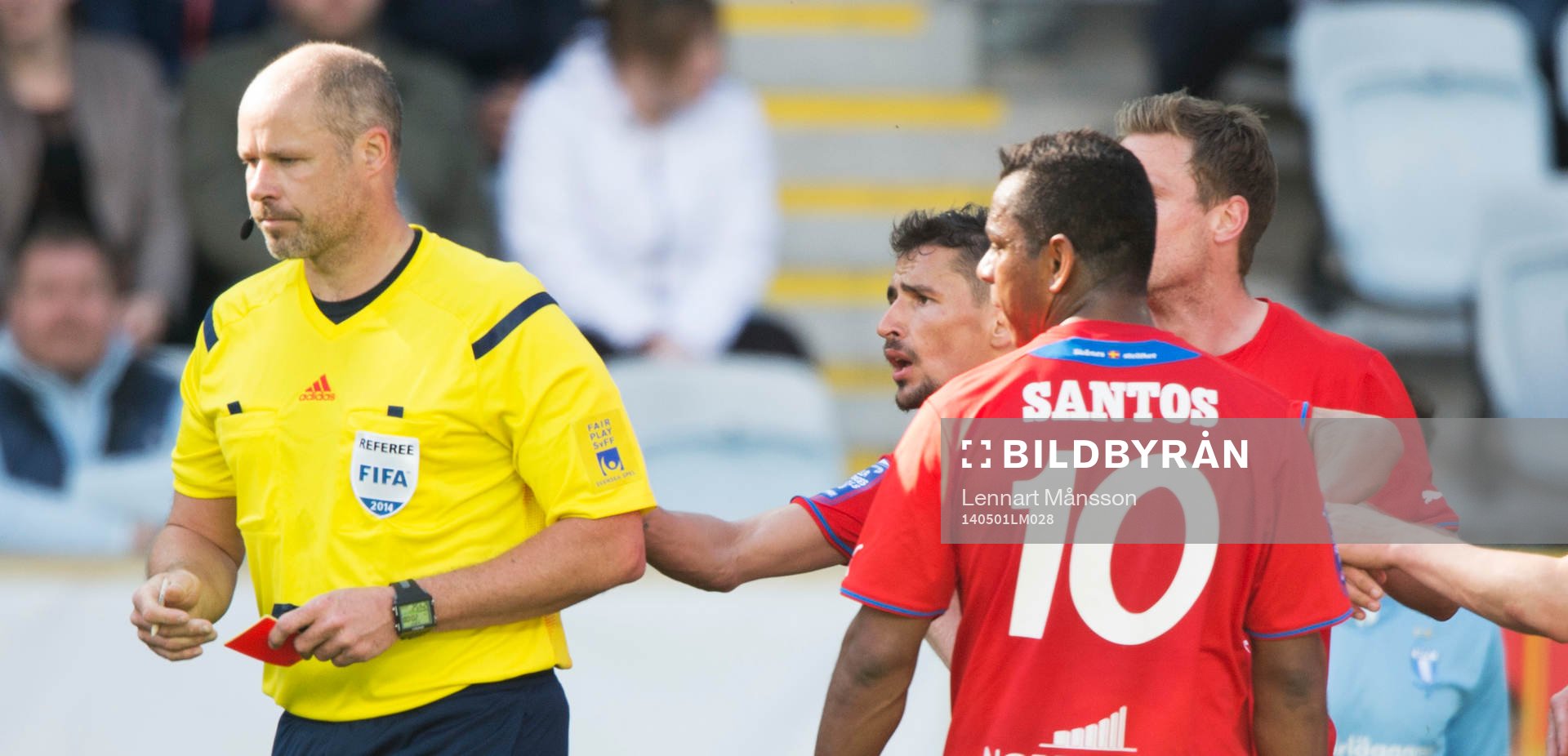 Helsingborgs Loret Sadiku får rött kort av domaren Martin