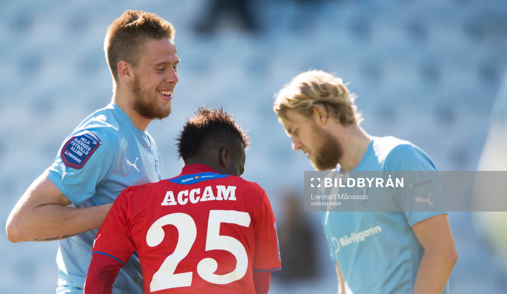 Helsingborgs David Accam och Malmös mittbackar Pontus Jansson och Filip Helander i semifinalen i Svenska Cupen mellan Malmö FF och Helsingborg i Malmö 1 maj 2014.