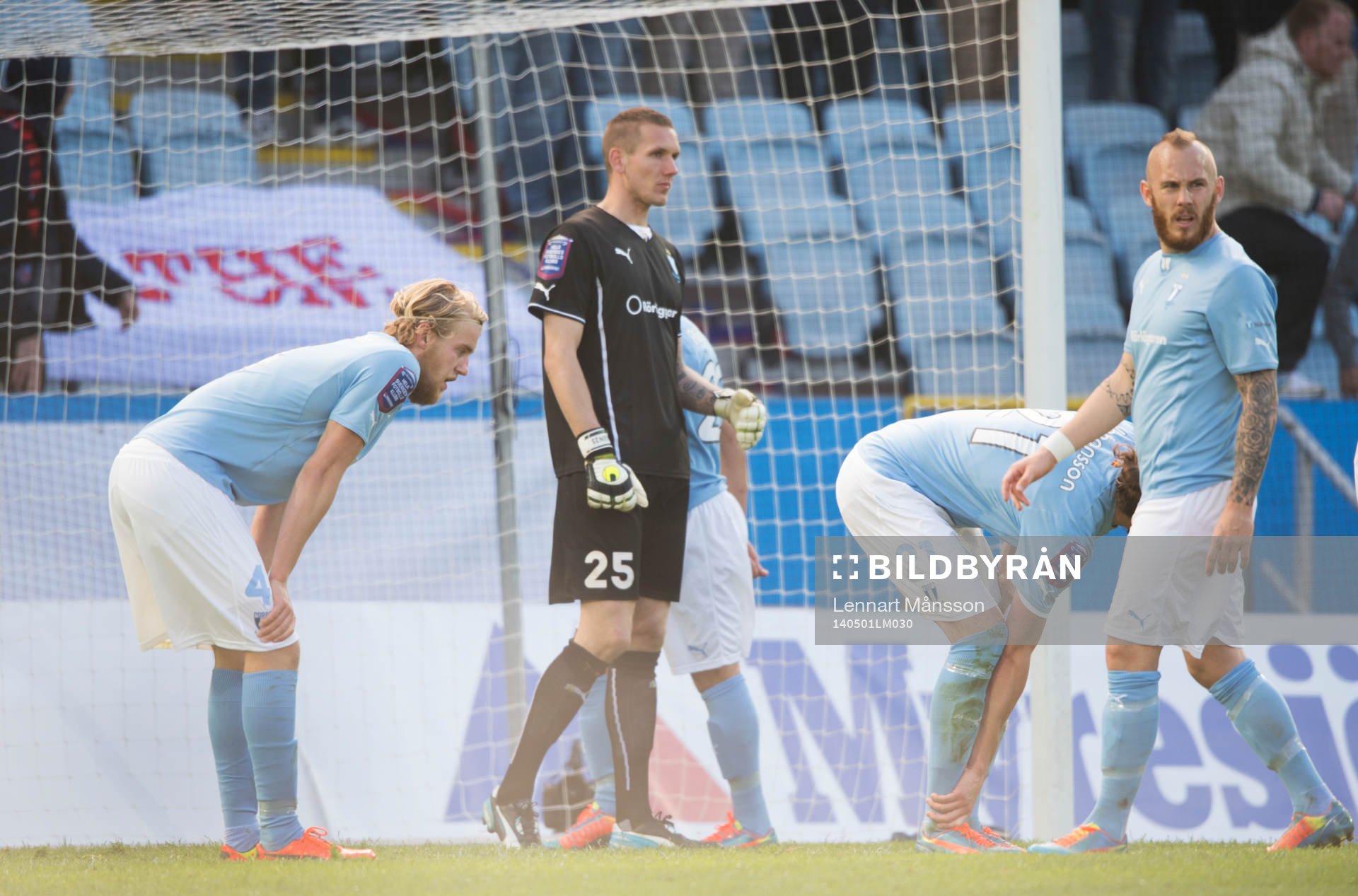 Deppiga Malmö-spelare i semifinalen i Svenska Cupen mellan   Malmö FF och Helsingborg i Malmö 1 maj  2014.