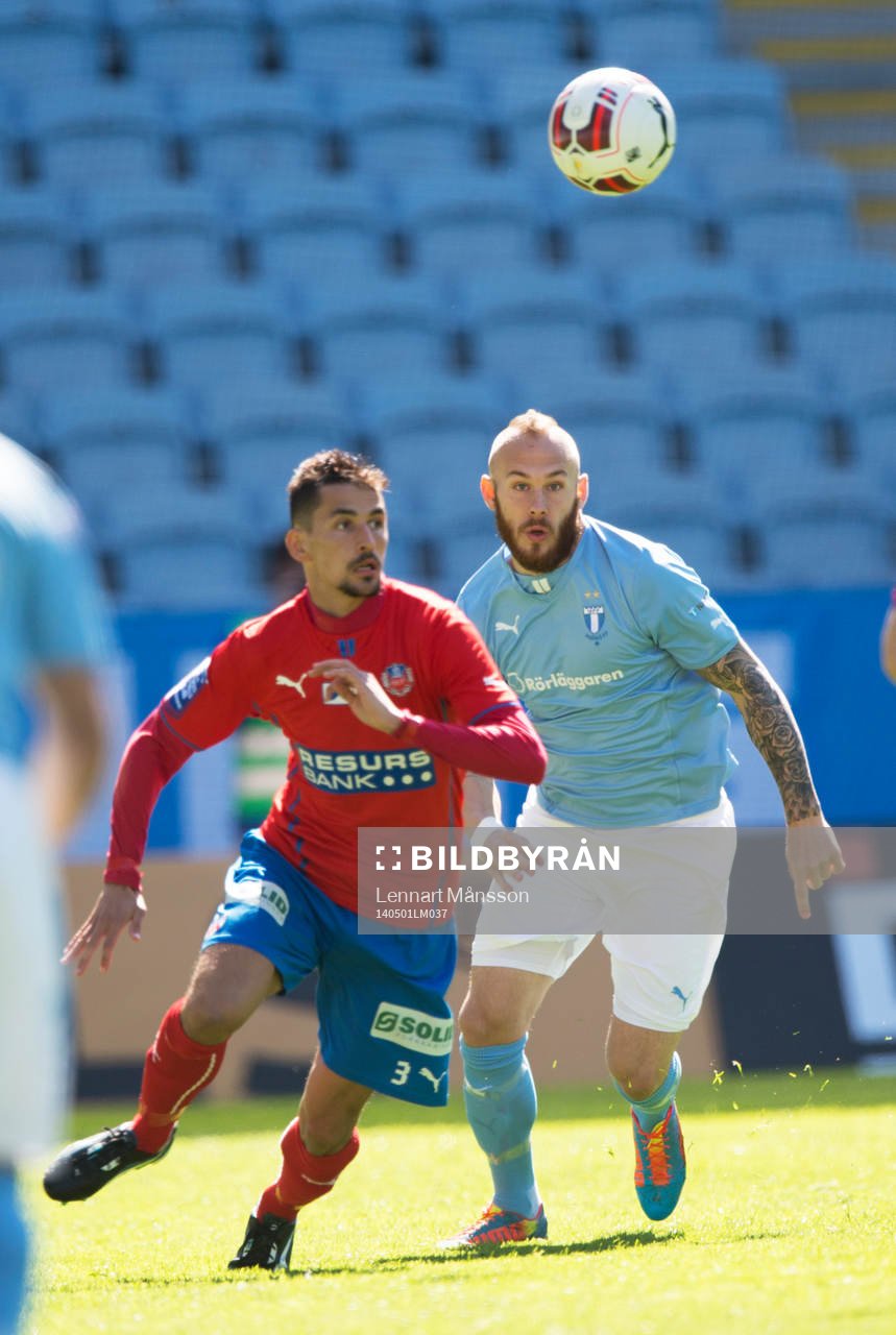 Helsingborgs Loret Sadiku och Malmös Magnus Eriksson  i