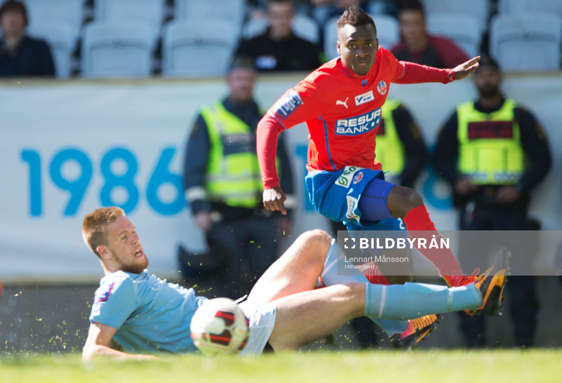 Helsingborgs David Accam och Malmös Pontus Jansson i