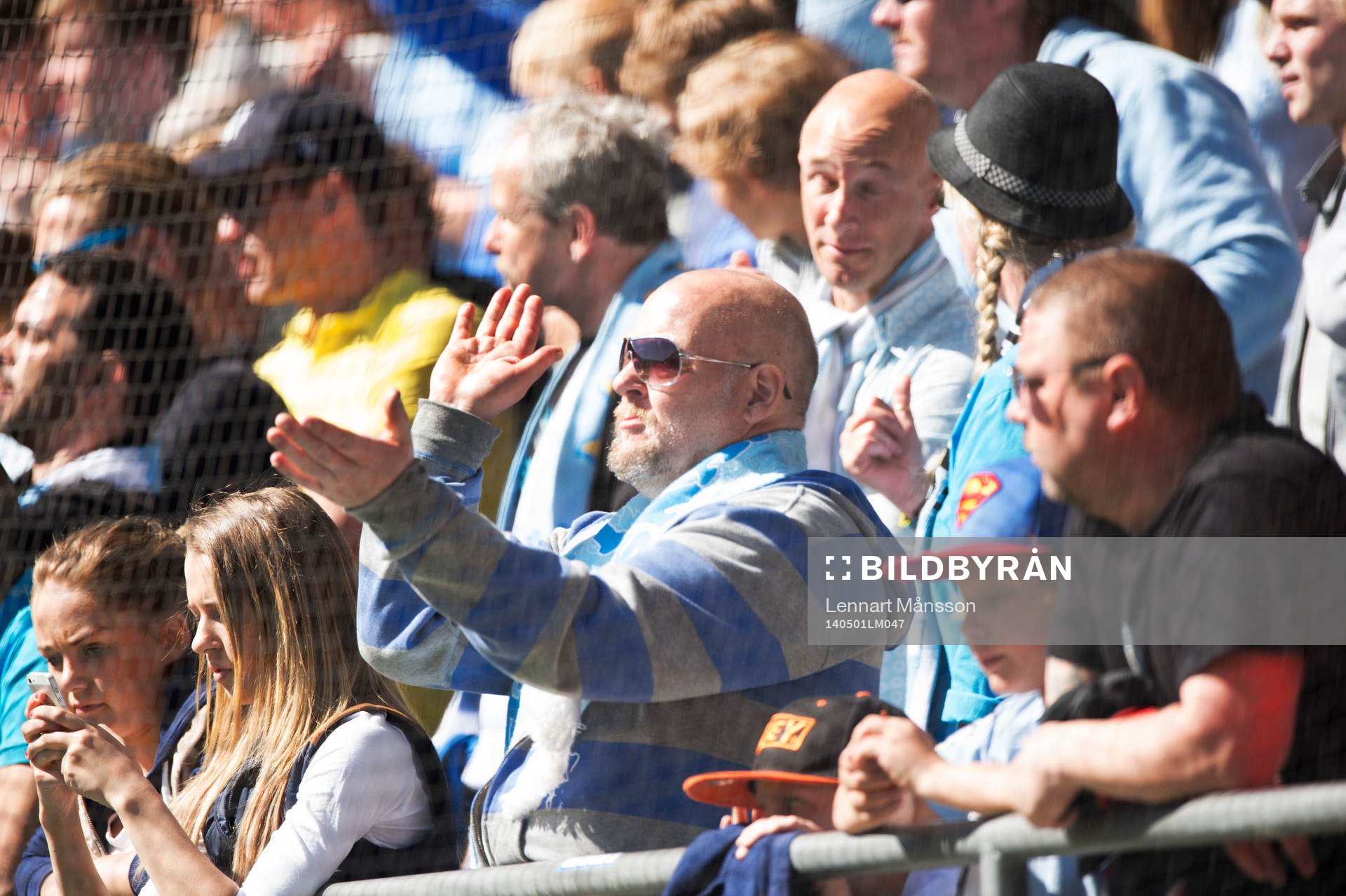 Supporter på läktaren applåderar i semifinalen i Svenska