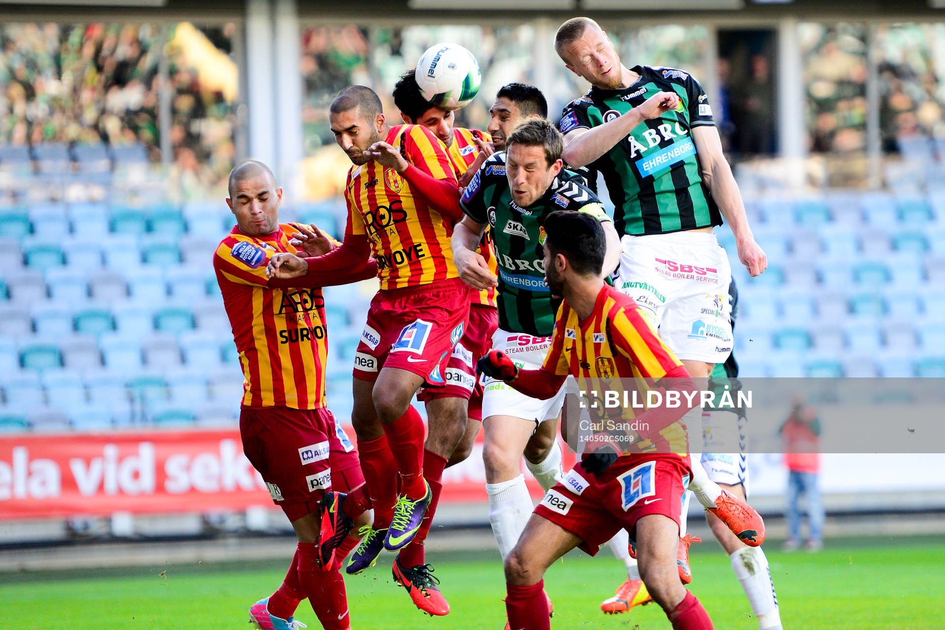 Syrianskas Diego Brum (tv) och Saman Ghoddos i nickduell