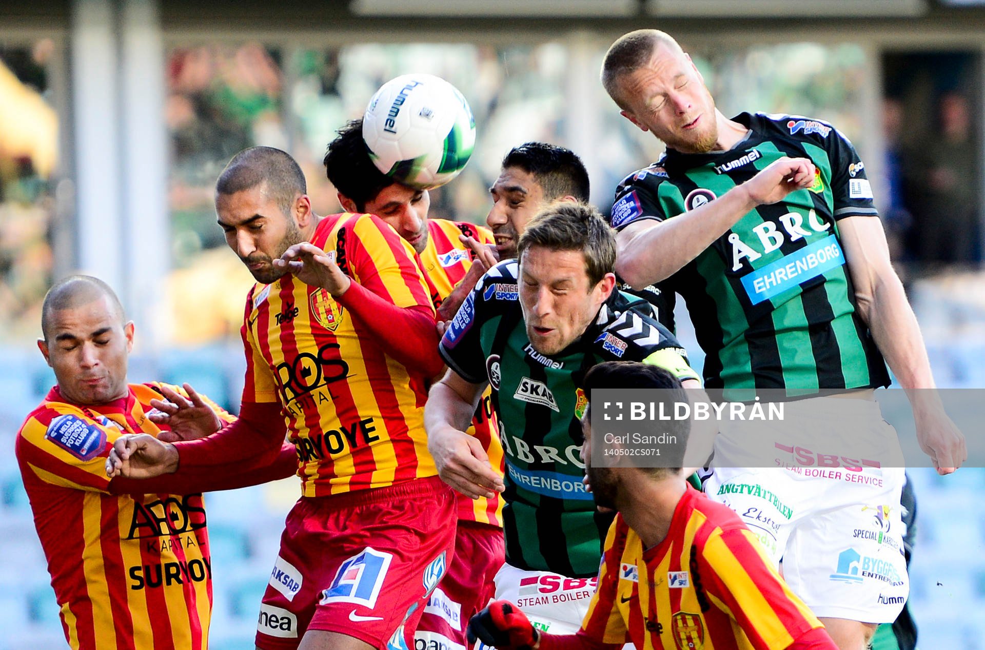 Syrianskas Diego Brum (tv) och Saman Ghoddos i nickduell