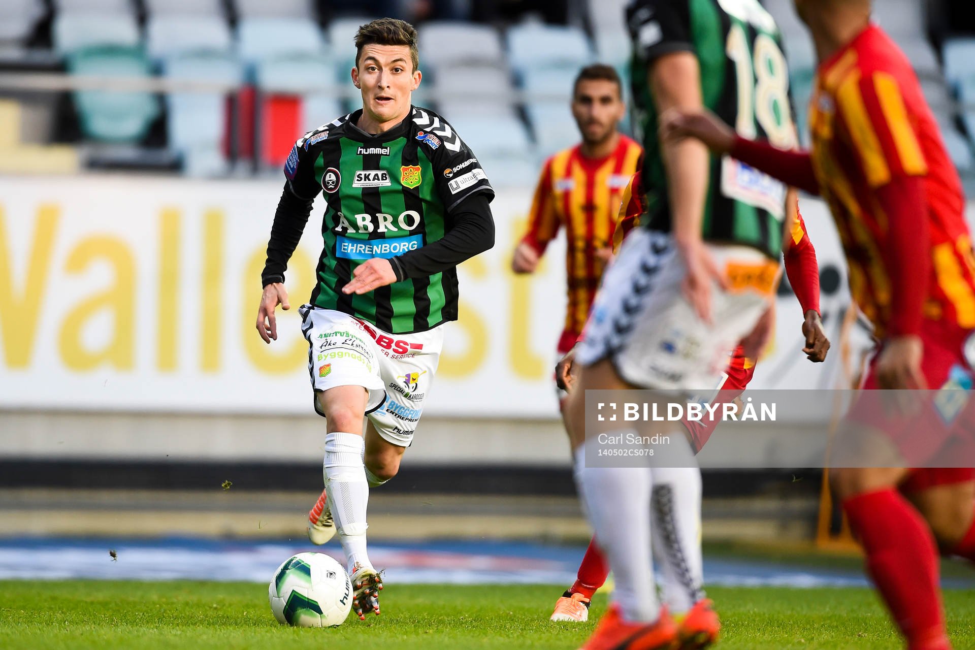 GAIS Petri Zhubi driver fram med bollen