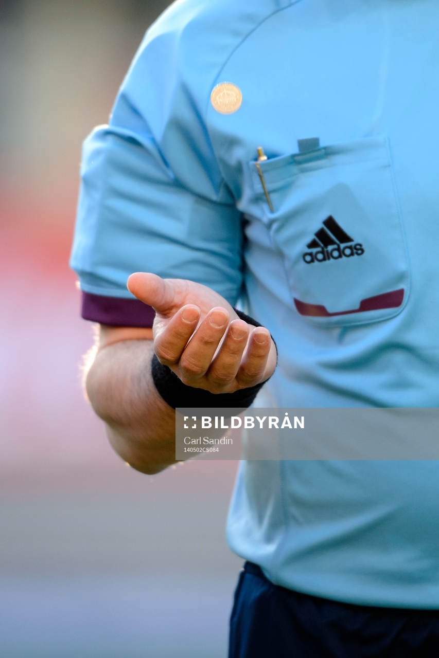 En domare singlar slant innan fotbollsmatchen i Superettan