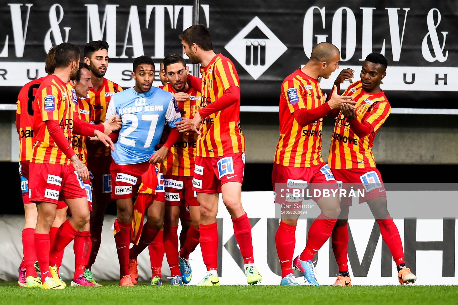 Syrianskas Yussuf Saleh (m) jublar efter 0-1 och han har nummer 27 på tröjan under för att hedra Ivan Turina som gick bort för 1 år sedan under fotbollsmatchen i Superettan mellan GAIS och Syrianska den 2 maj 2014 i Göteborg.