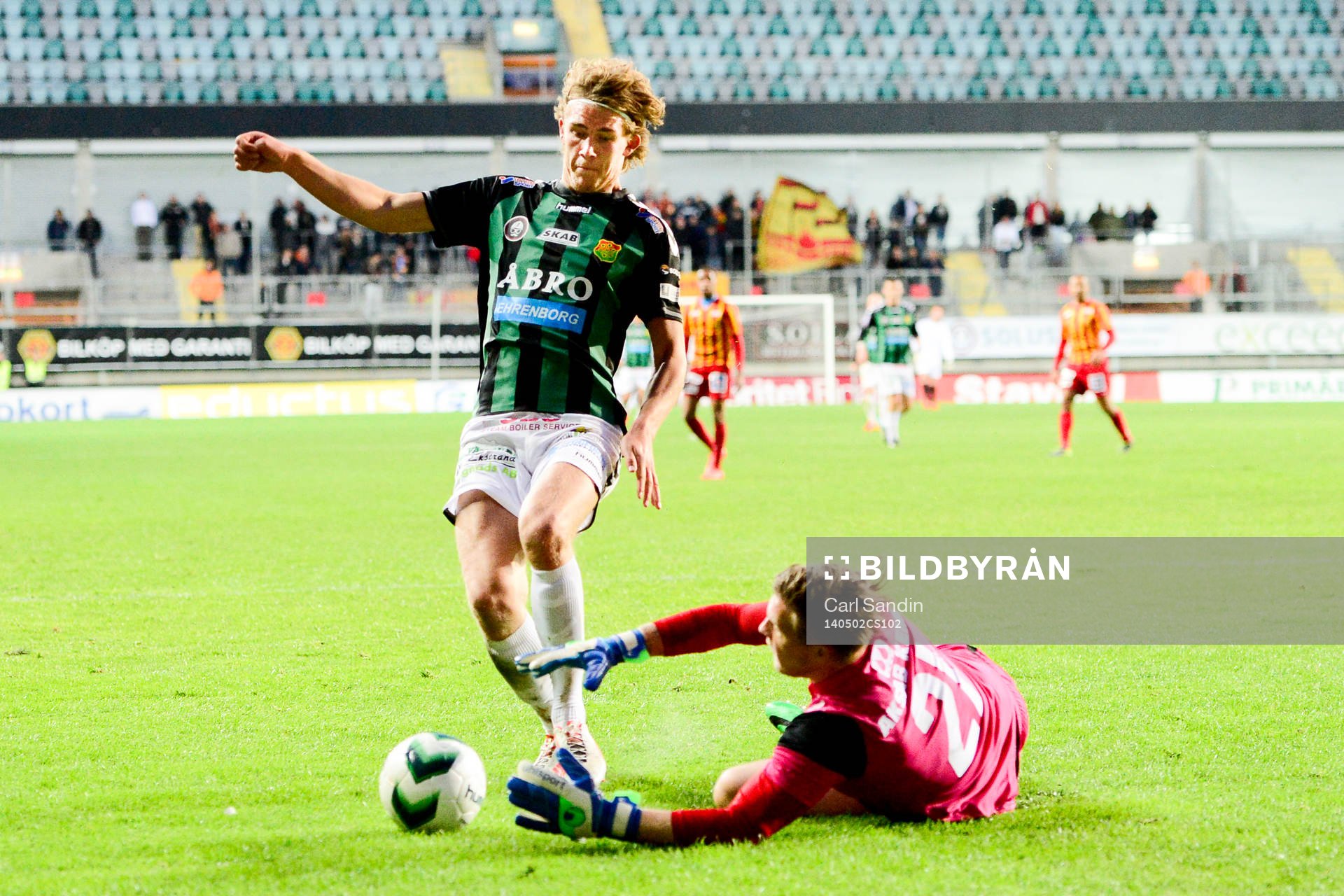 GAIS Fredrik Jonsson och Syrianskas målvakt Magnus Berglöf