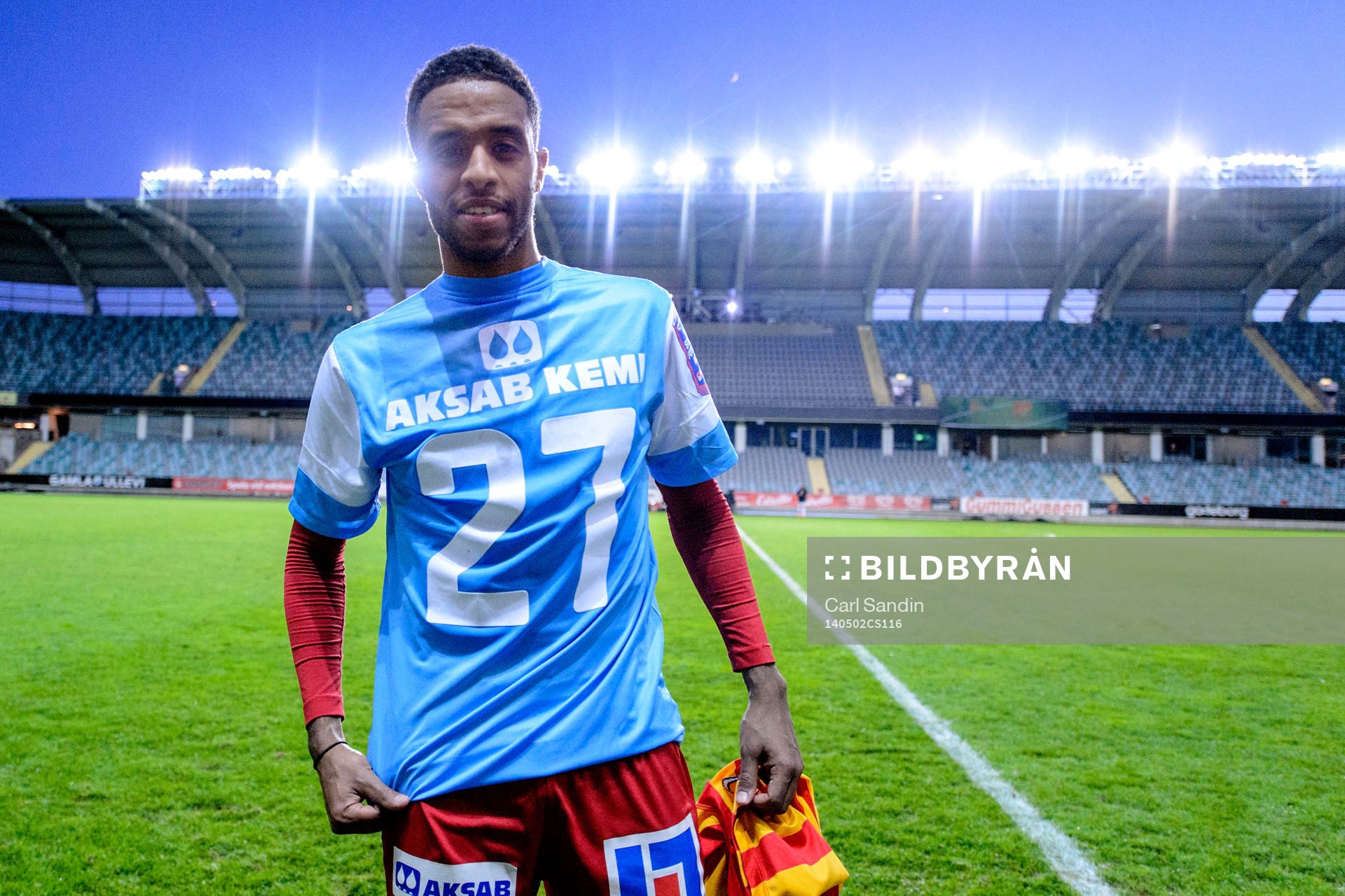 Syrianskas Yussuf Saleh i en tröja med nummer 27 efter fotbollsmatchen i Superettan mellan GAIS och Syrianska den 2 maj 2014 i Göteborg för att hedra AIKs målvakt Ivan Turina som gick bort 2 maj 2013.
