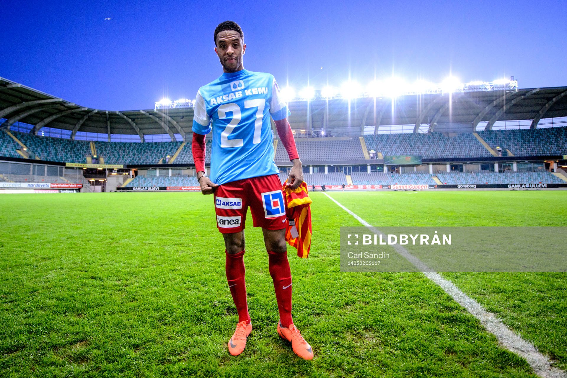 Syrianskas Yussuf Saleh i en tröja med nummer 27 efter fotbollsmatchen i Superettan mellan GAIS och Syrianska den 2 maj 2014 i Göteborg för att hedra AIKs målvakt Ivan Turina som gick bort 2 maj 2013.