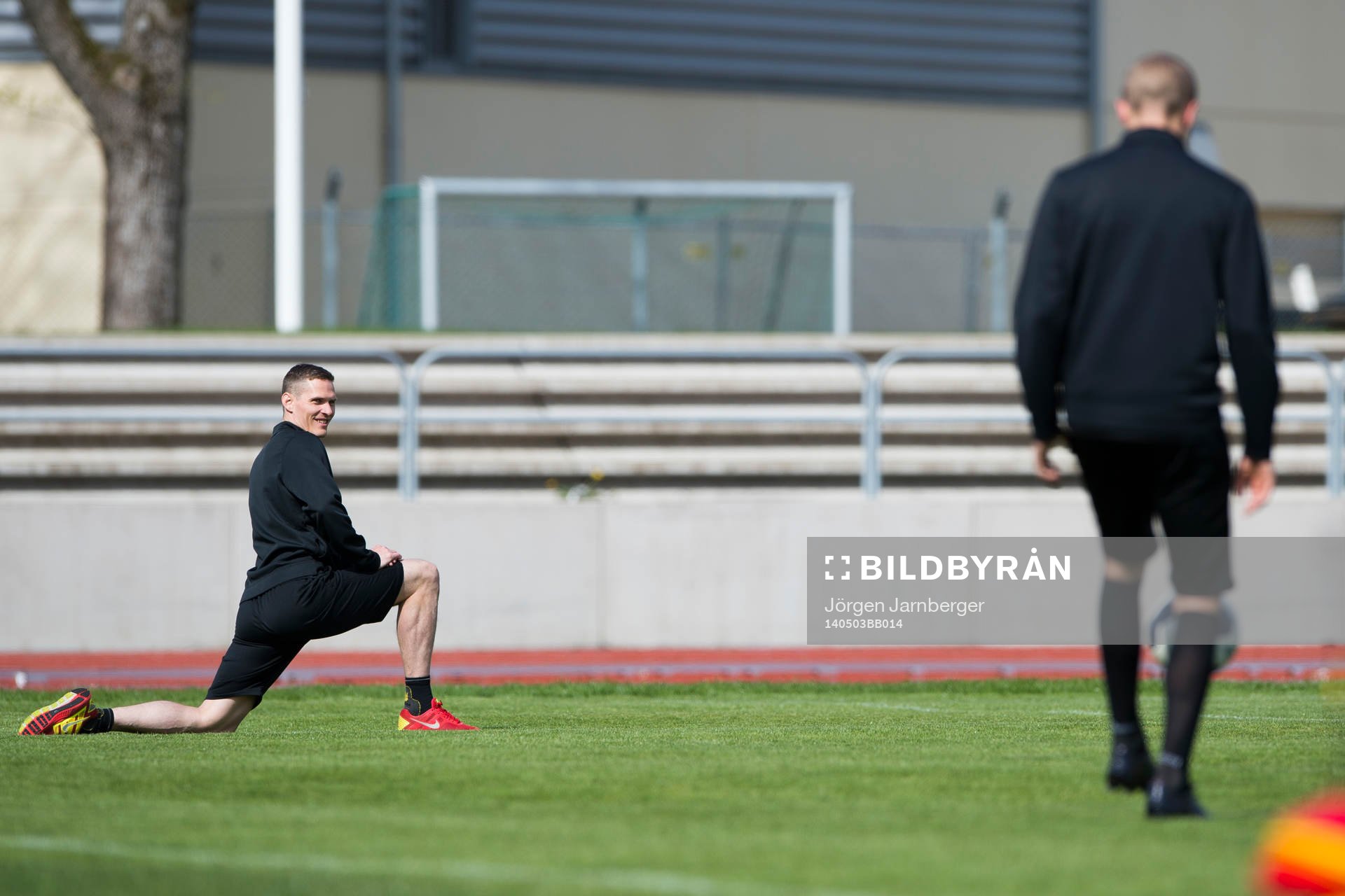 Elfsborgs Jon Jönsson stretchar under Elfsborgs träning den 3 maj 2014 i Borås.