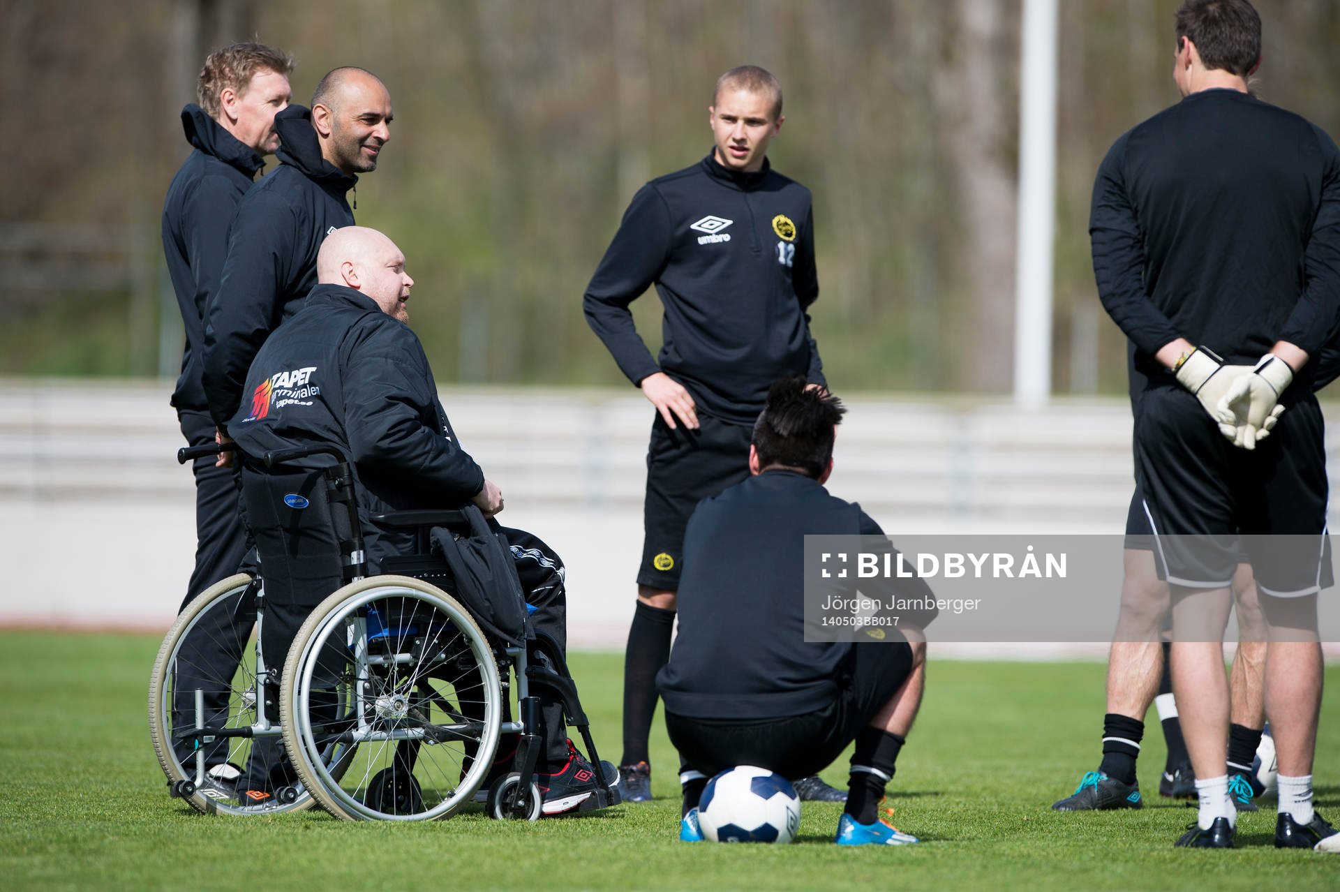 Elfsborgs tränartrio pratar med spelarna under Elfsborgs träning den 3 maj 2014 i Borås.