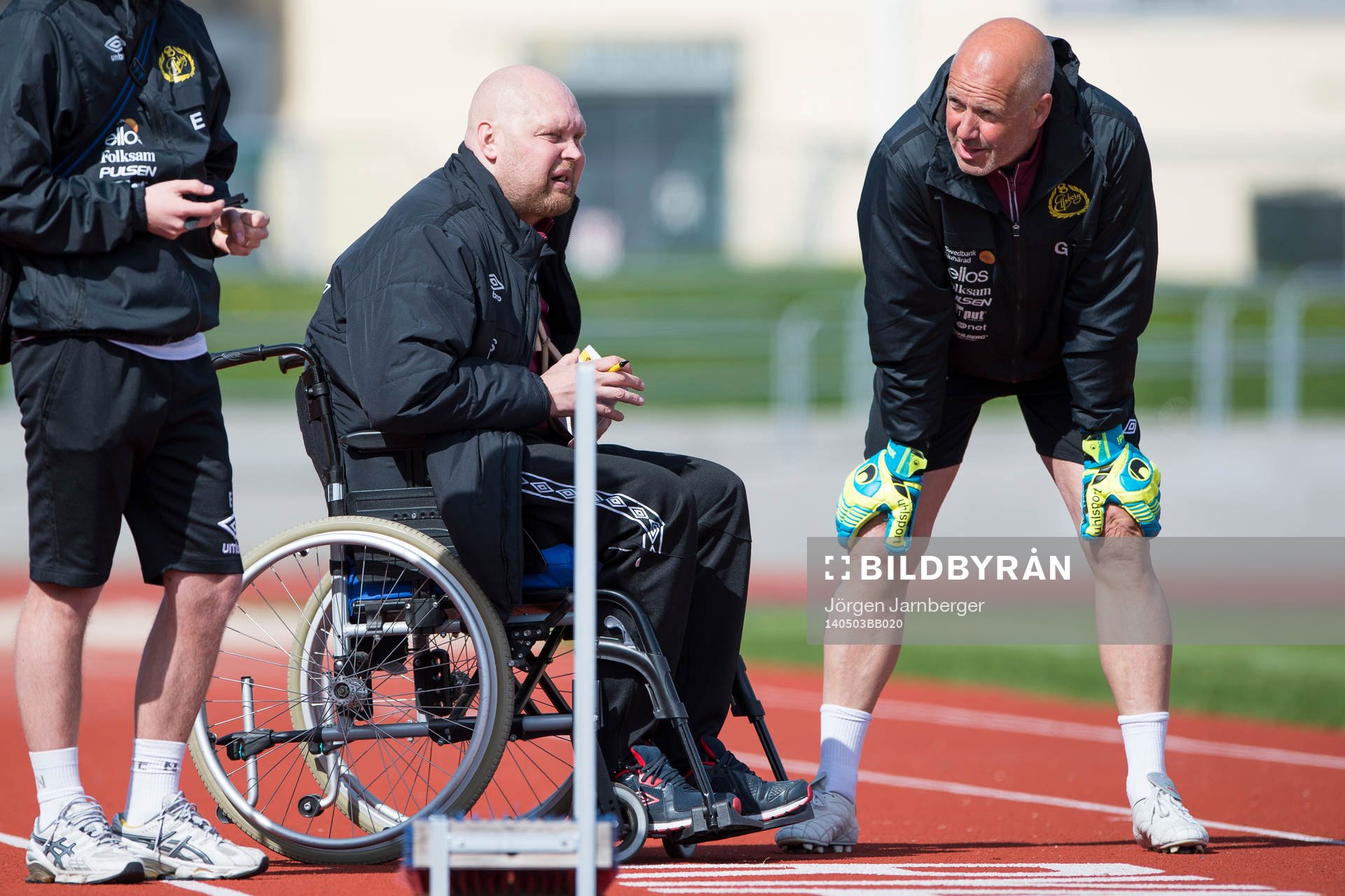 Elfsborgs manager Klas Ingesson pratar med målvaktstränare Gert Hansen under Elfsborgs träning den 3 maj 2014 i Borås.