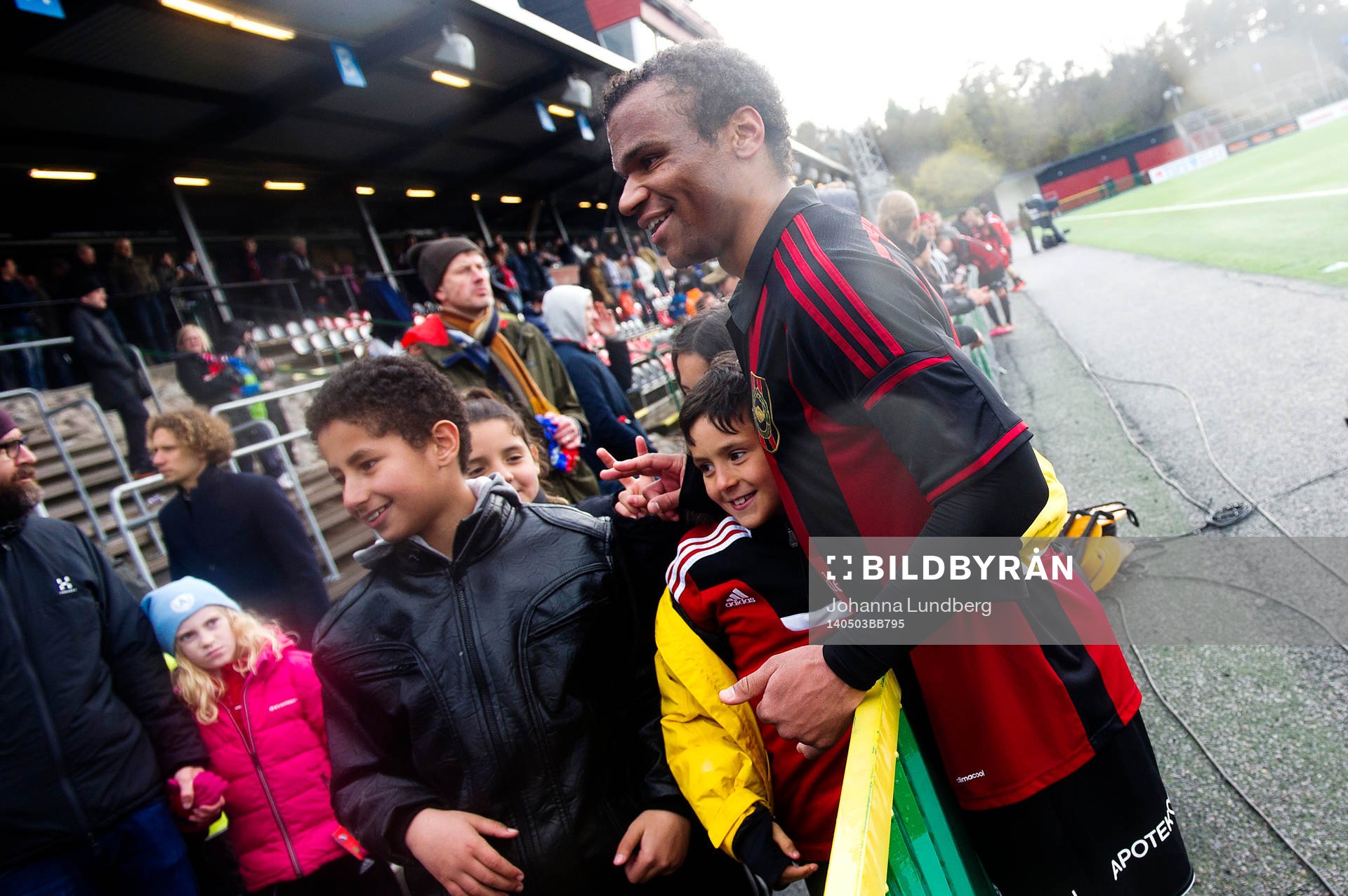 Brommapojkarnas Serge-Junior Martinsson Ngouali  tackas av