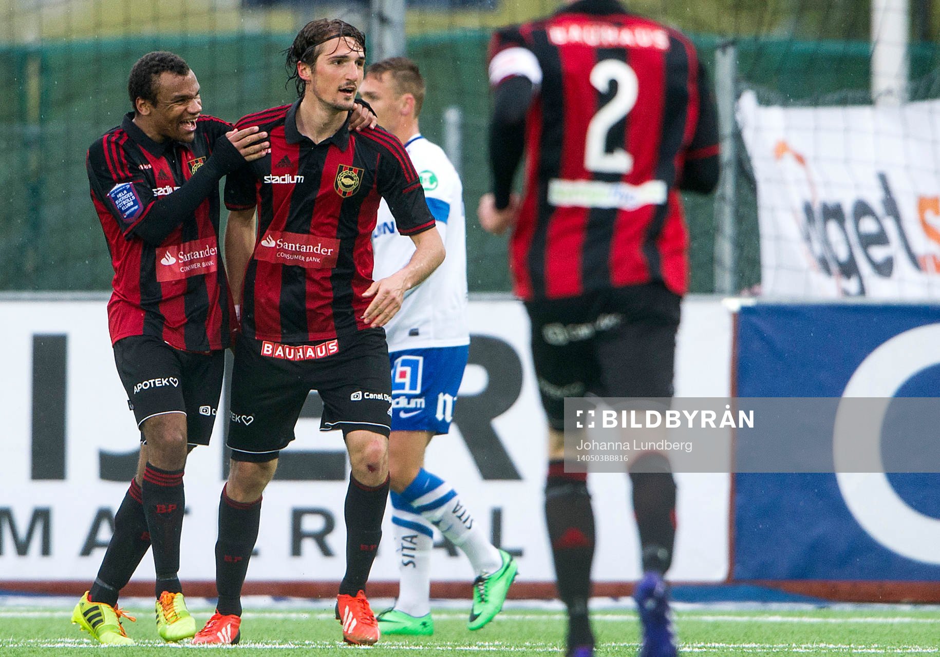 Brommapojkarnas Dardan Rexhepi (th) jublar med Serge-Junior