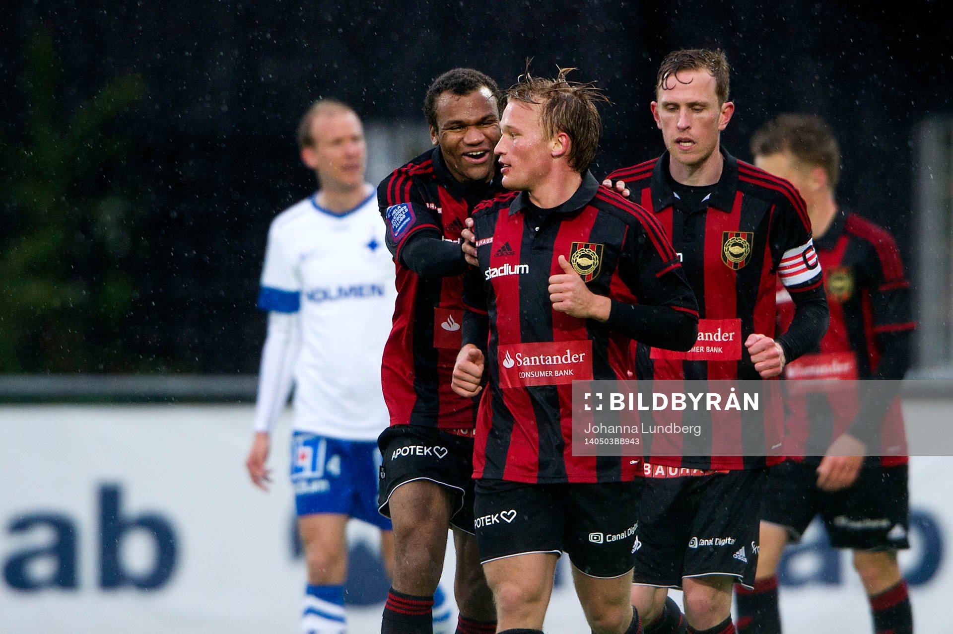 Brommapojkarnas Nicklas Bärkroth (th) jublar