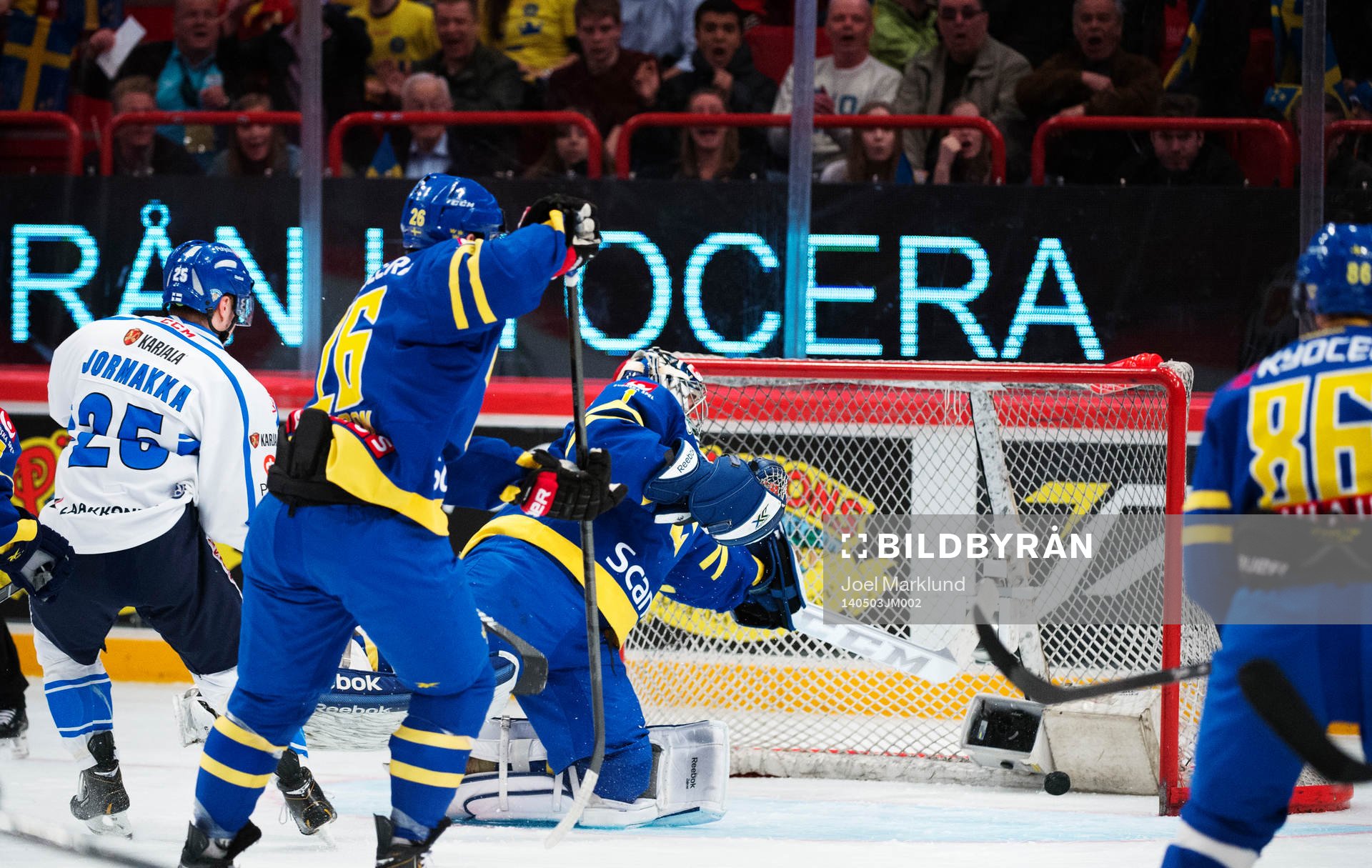 Finlands Pekka Jormakka gör 0-1 bakom Sveriges målvakt
