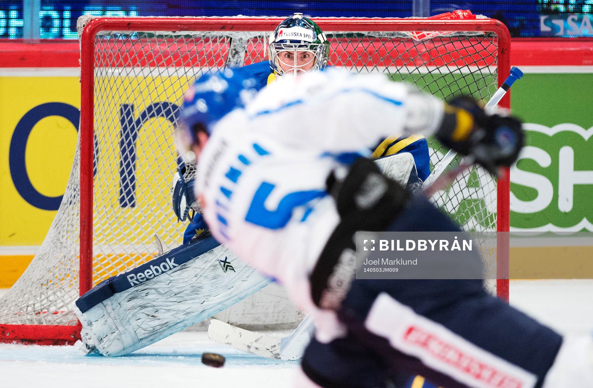 Finlands Atte Ohtamaa skjuter in 1-2 bakom Sveriges