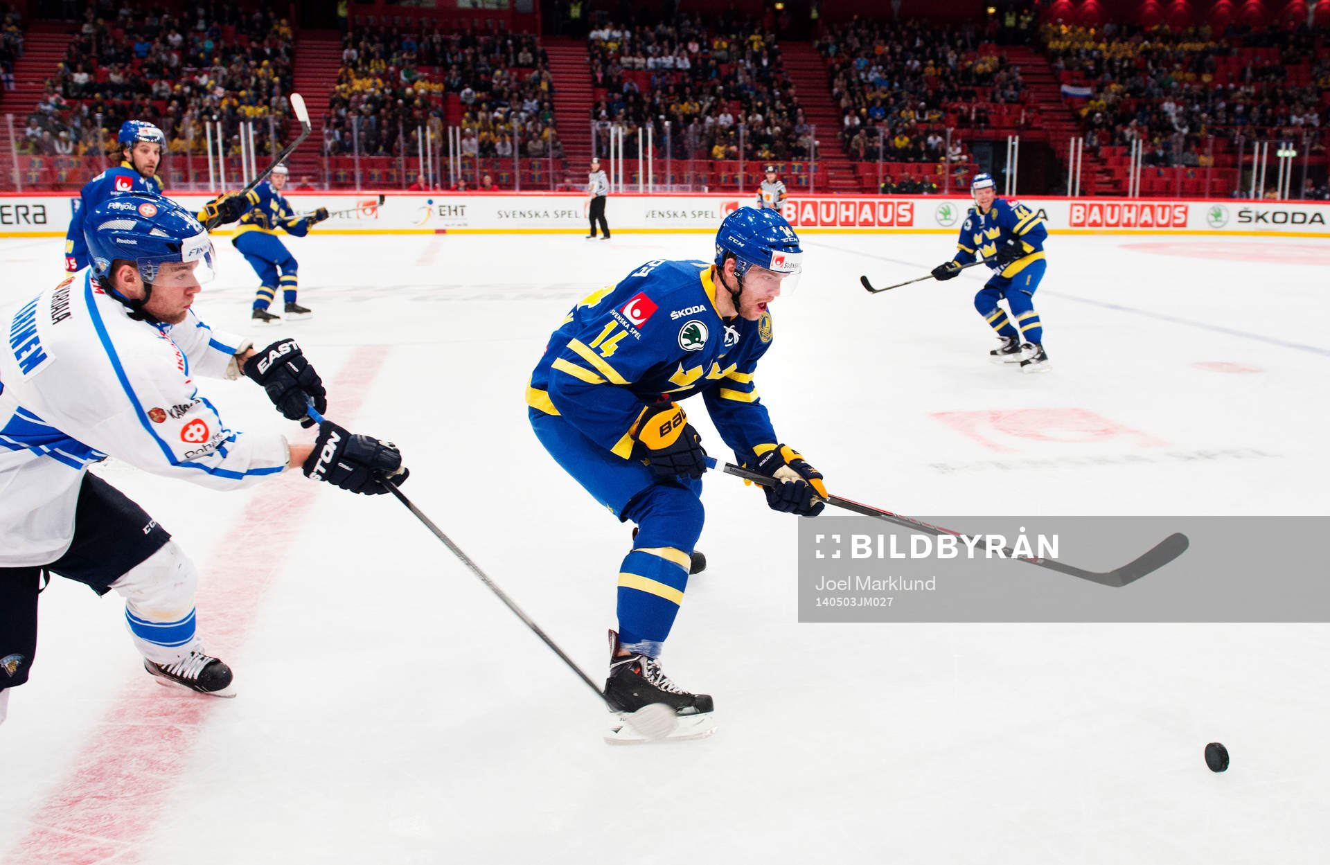 Finlands Iiro Pakarinen utmanar Sveriges Mattias Ekholm
