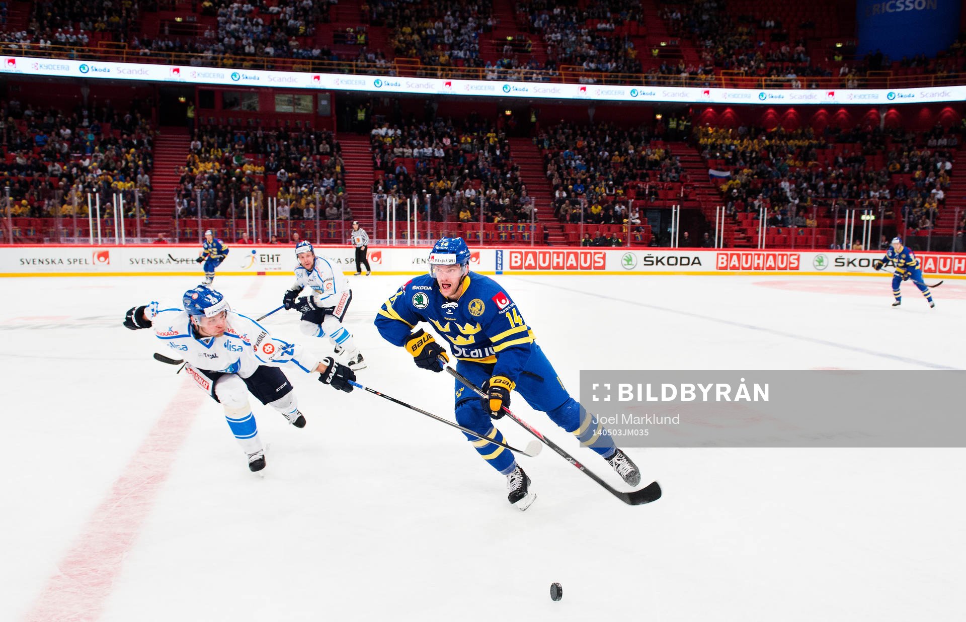 Finlands Iiro Pakarinen utmanar Sveriges Mattias Ekholm