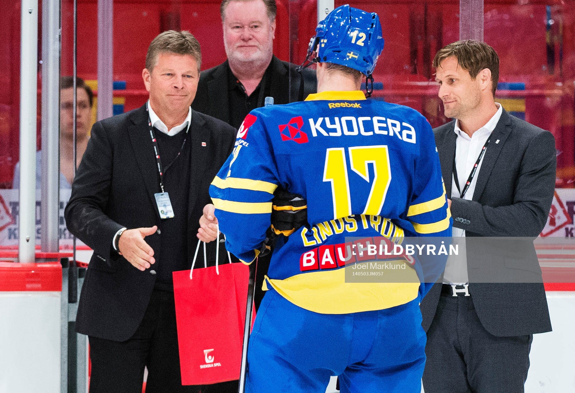 Sveriges Joakim Lindström tar emot priset som matchens