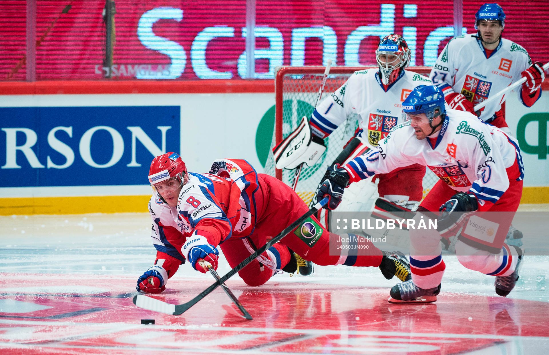Rysslands Alexander Ovechkin kämpar om pucken mot